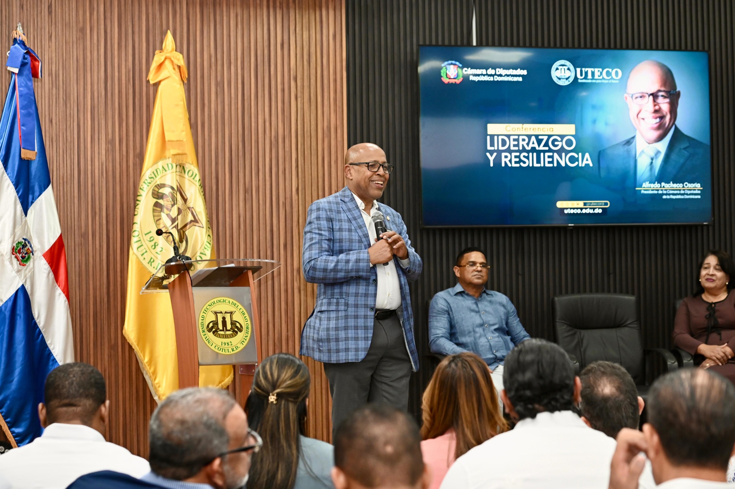 Alfredo Pacheco destaca la importancia del «Liderazgo y Resiliencia» en conferencia en la UTECO