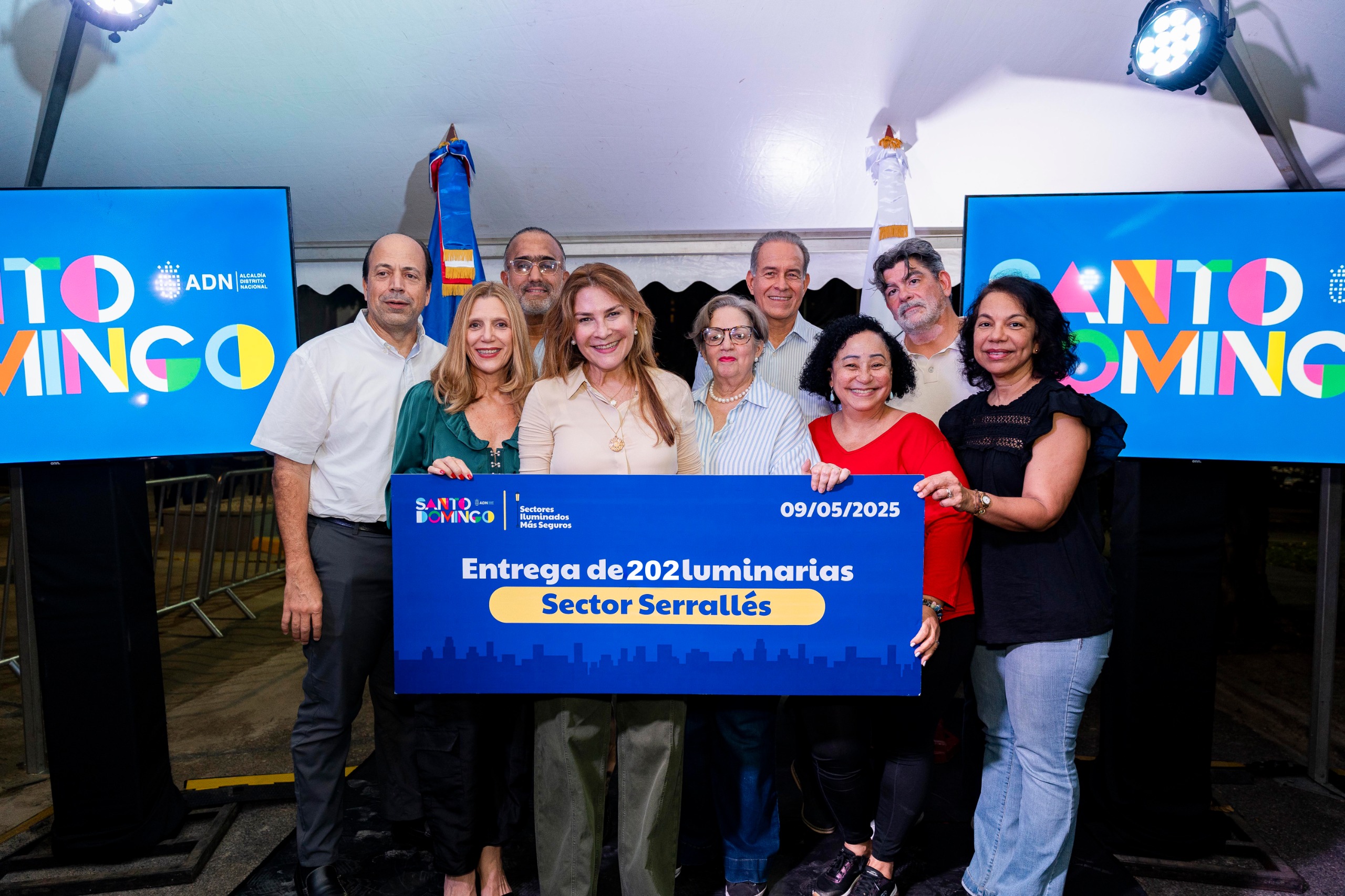 Carolina Mejía continúa programa «Sectores Iluminados Más Seguros» con entrega de 202 luminarias en Serrallés