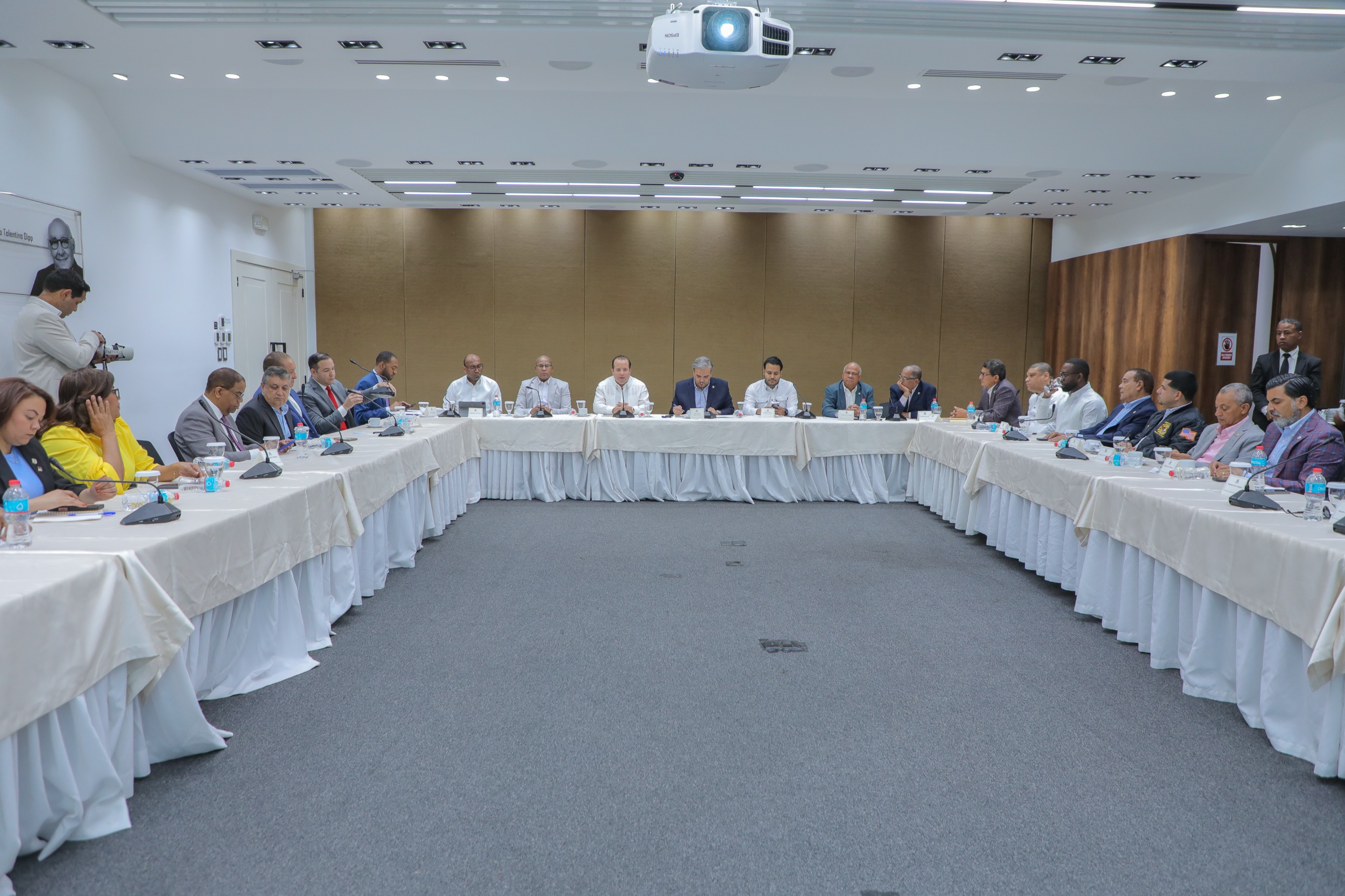 Comisión estudia candidaturas independientes recibió representantes de principales partidos políticos
