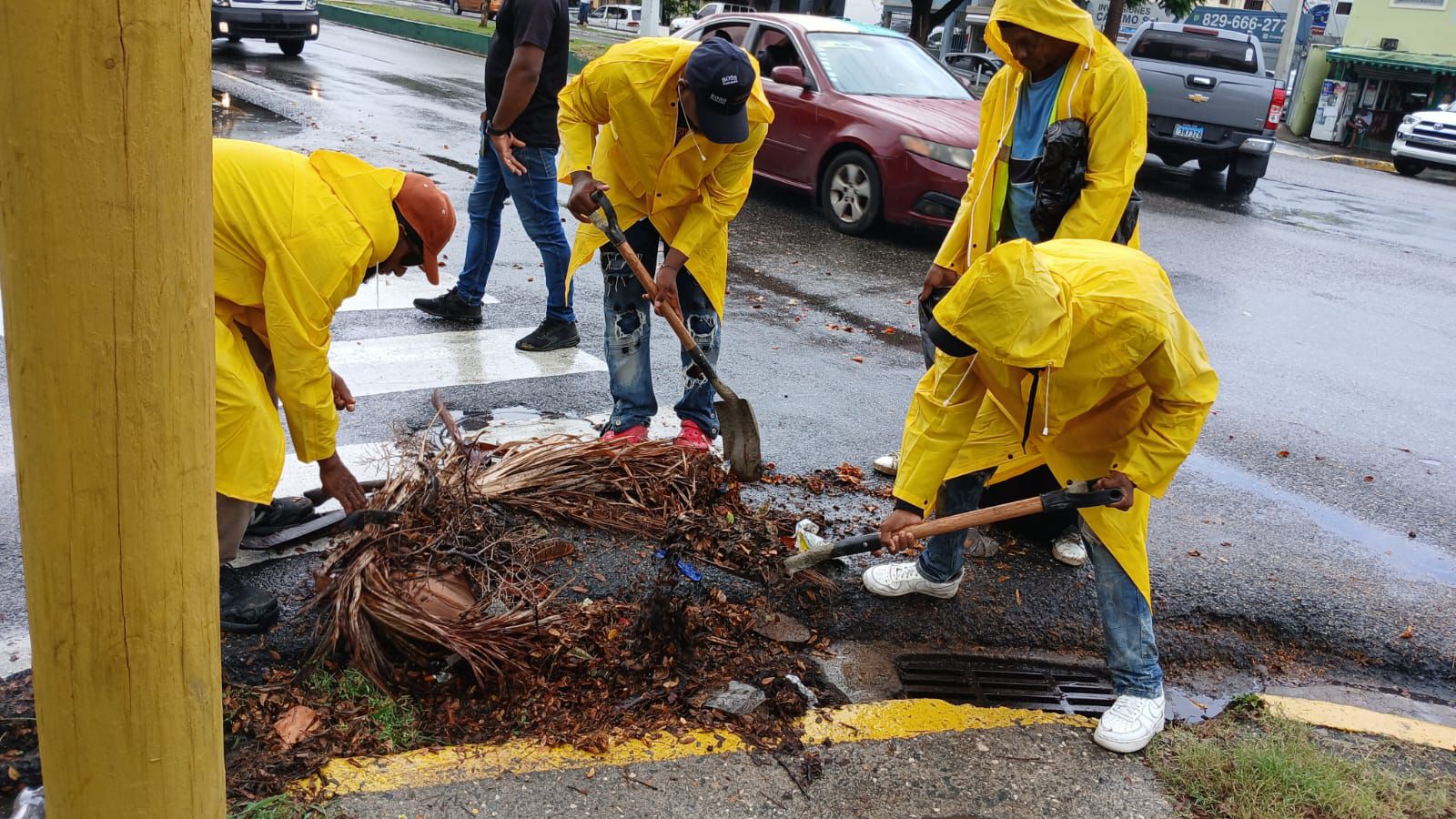 Alcaldía DN continúa trabajos preventivos de limpieza para mitigar efectos de fuertes lluvias