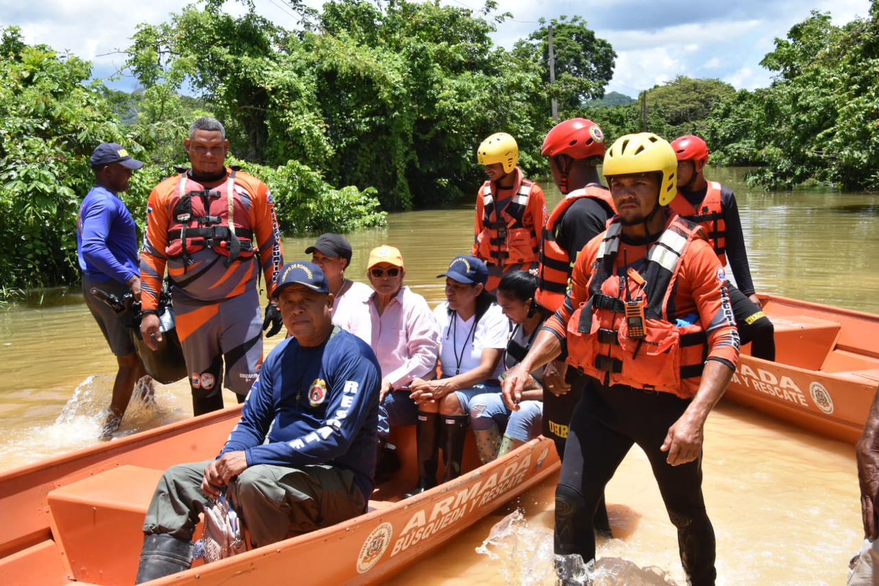 Defensa Civil acude en ayuda de afectados por inundaciones en Bajo Yuna