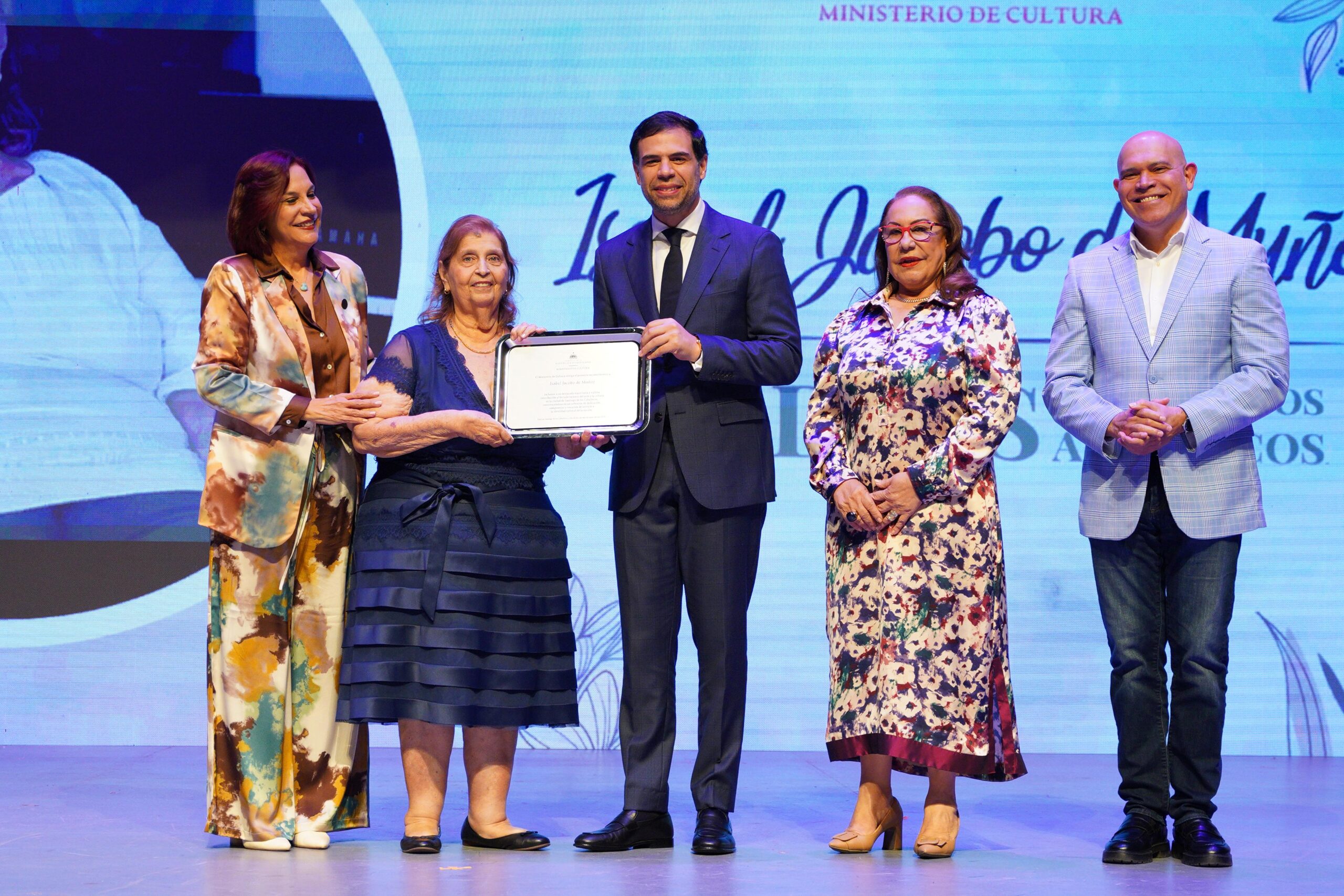 Ministro de Cultura encabeza acto de reconocimiento a madres meritoria en el ámbito cultural en Santiago 