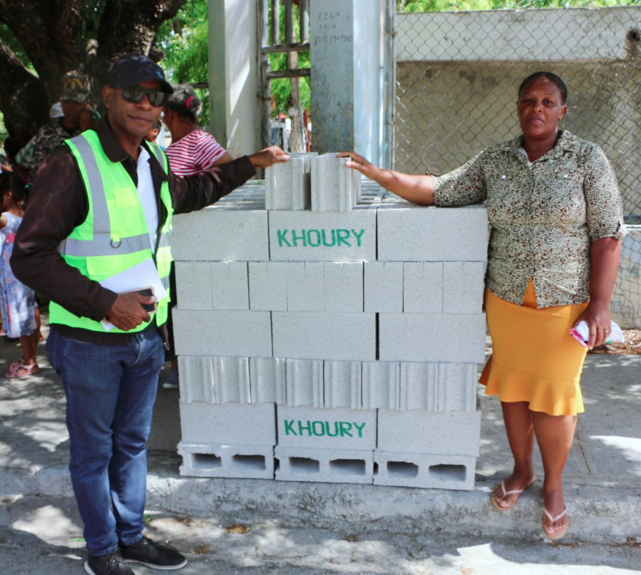 Khoury Industrial dona materiales de construcción para levantar viviendas a familias vulnerables en Cabral, Barahona