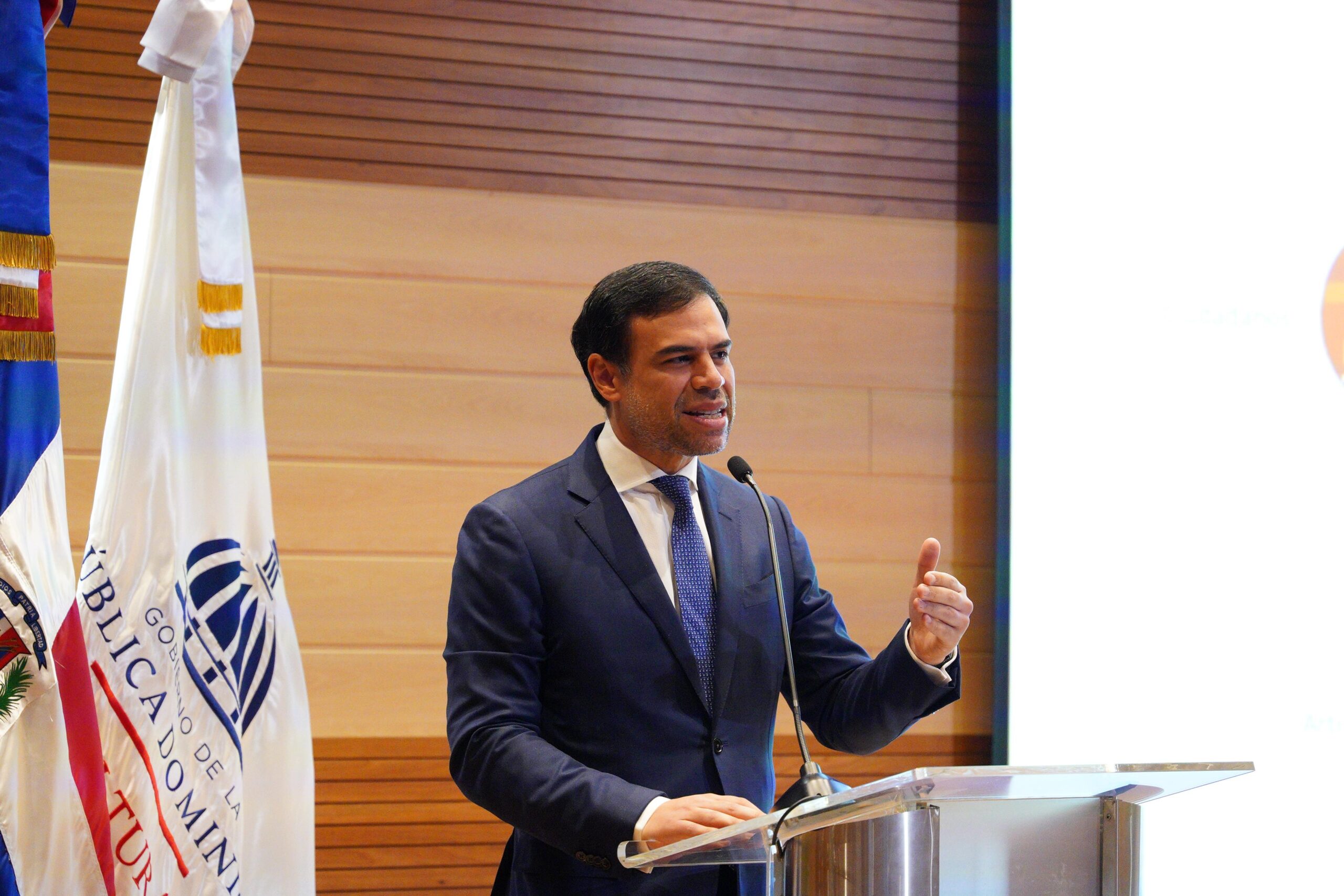 Roberto Ángel expone en Santiago el alcance de “El Poder de las Buenas Palabras”