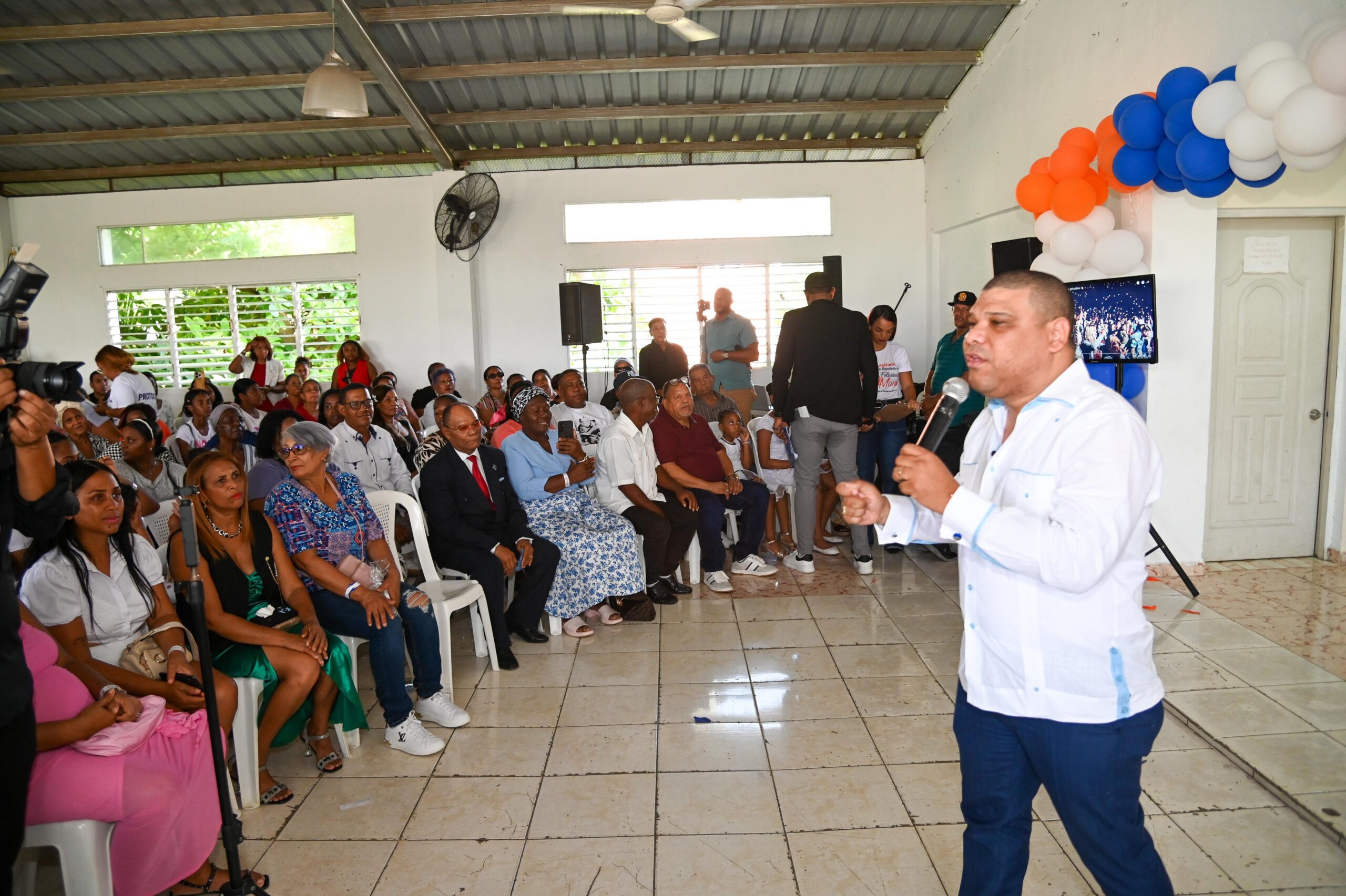 Diputado Ramón Raposo celebra con las madres de Santo Domingo Norte
