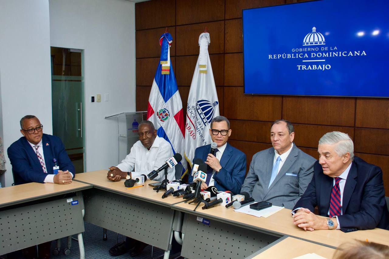 Gobierno anuncia aumento salarial de un 30% y un 25% al sector turístico nacional