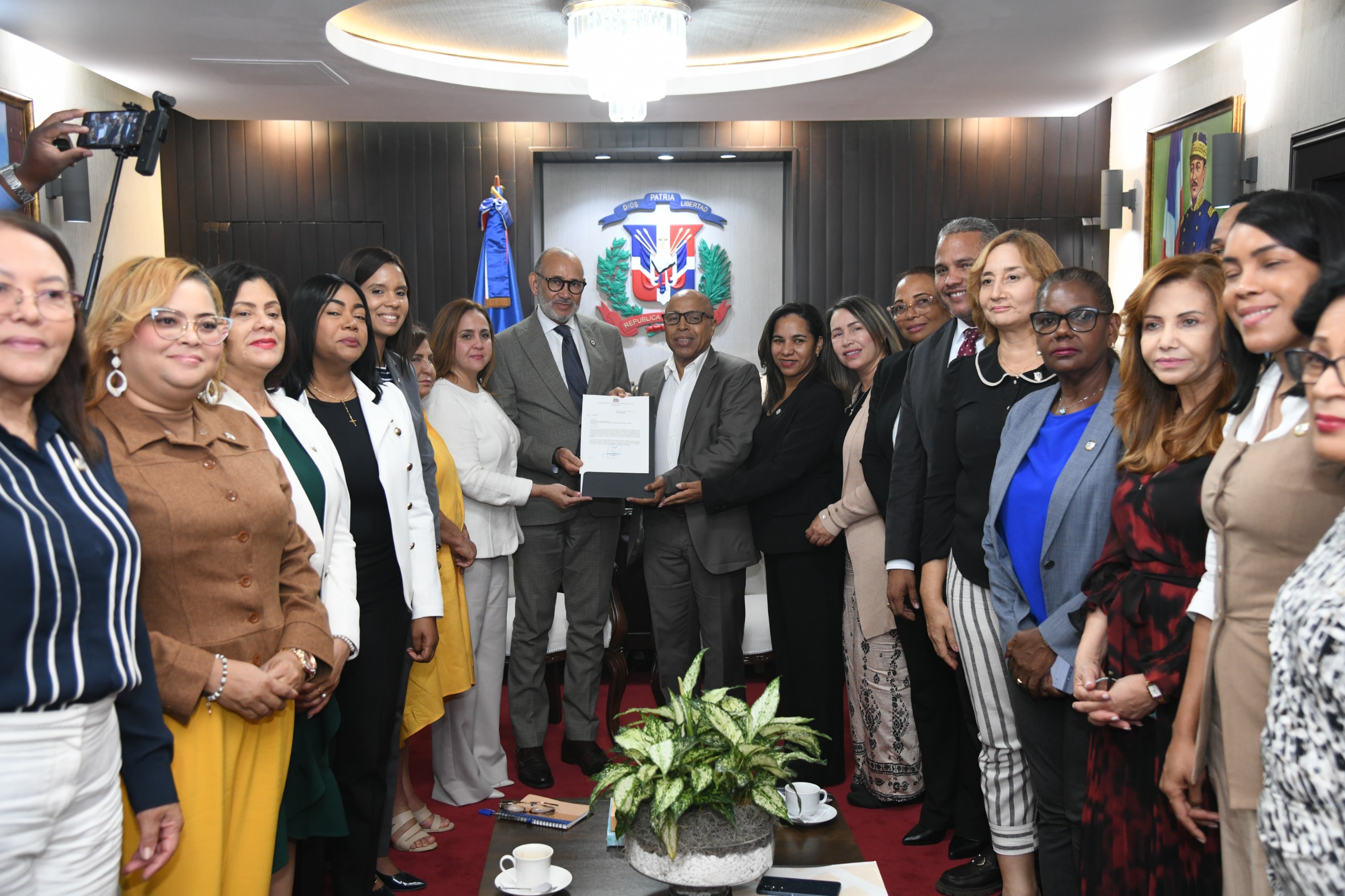 Cámara de Diputados entrega resolución a INABIE para implementar kits de higiene menstrual en escuelas públicas