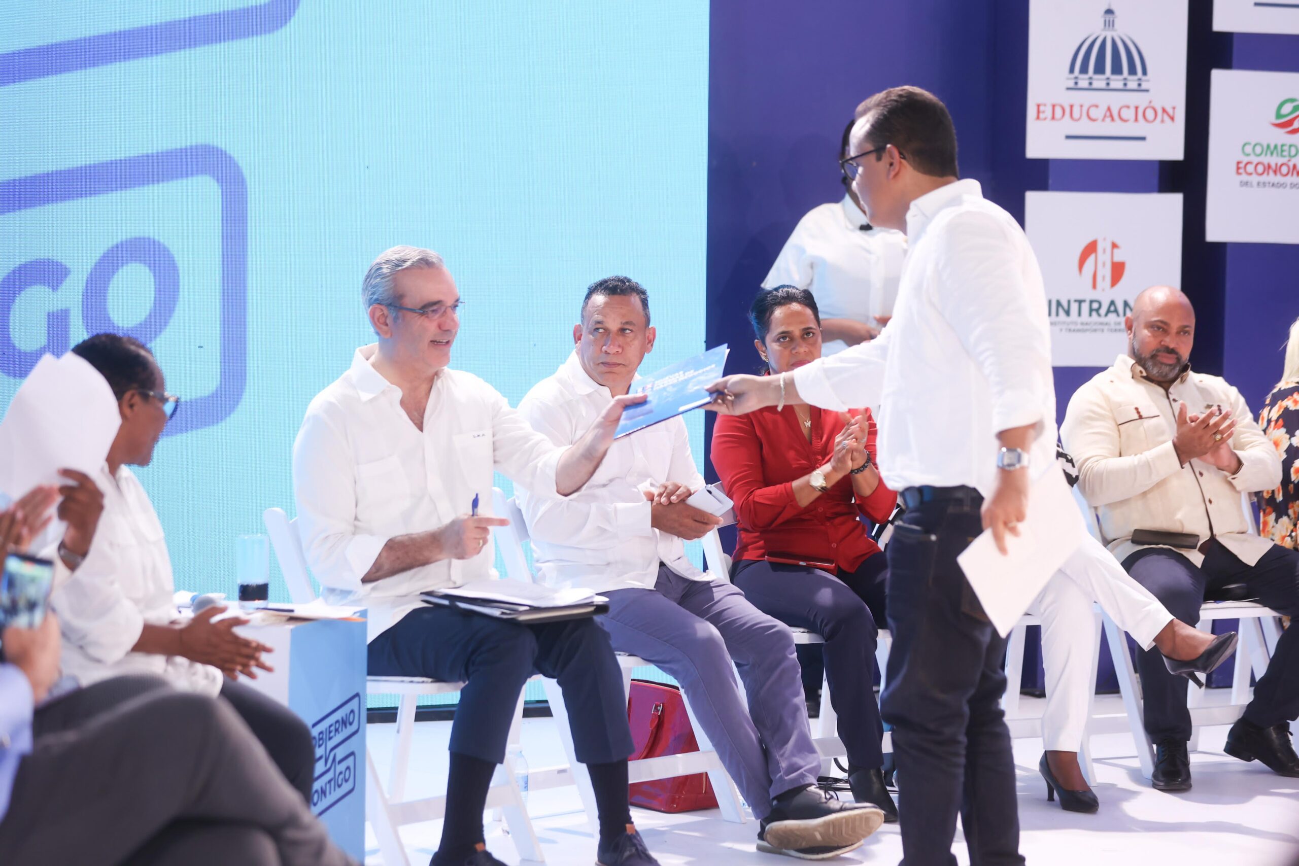 Abinader se reúne con comunitarios de San Cristóbal para impulsar soluciones a problemáticas locales Abinader se reúne con comunitarios de San Cristóbal para impulsar soluciones a problemáticas locales