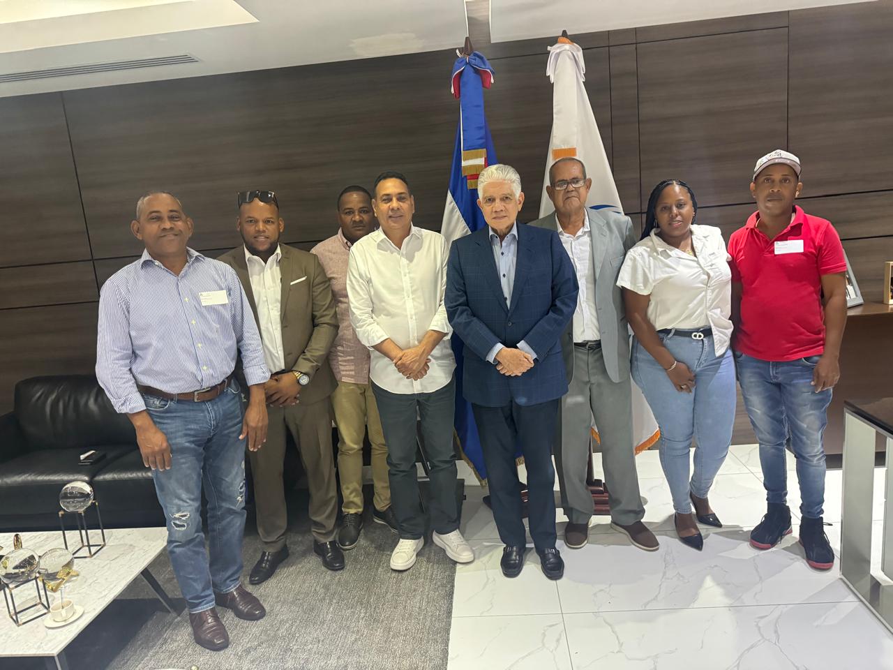 Ministro de Obras Públicas recibe al senador Pedro Tineo para impulsar soluciones viales en Monte Plata