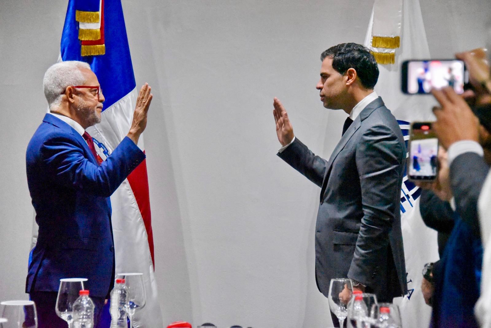 Roberto Angel Salcedo juramenta al nuevo presidente de la CNEPR