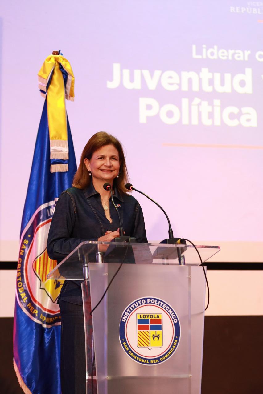 ”Cuando una mujer da un paso al frente, toda la nación avanza”, dice Raquel Peña en conferencia sobre liderazgo