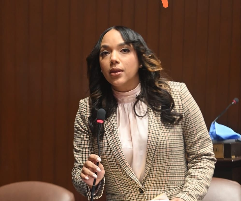 Diputada Tayluma Calderón denuncia falta de aulas en municipios SDE y Guerra