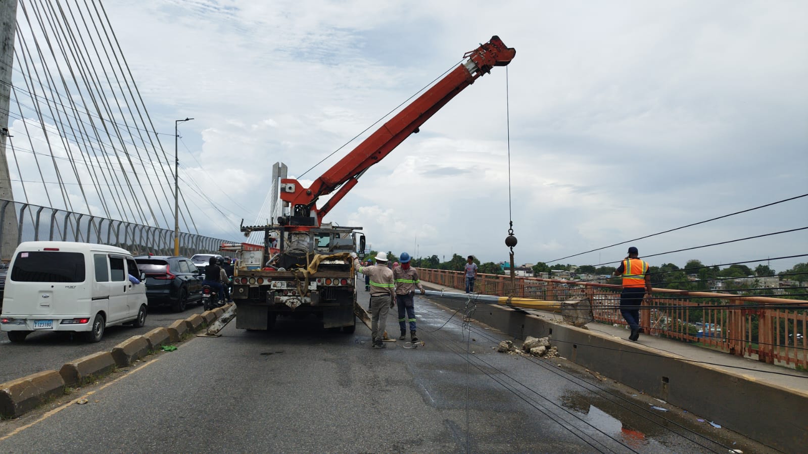 CUED y Obras Públicas coordinarán reposición de postes eléctricos en el Puente de la 17 CUED y Obras Públicas coordinarán reposición de postes eléctricos en el Puente de la 17