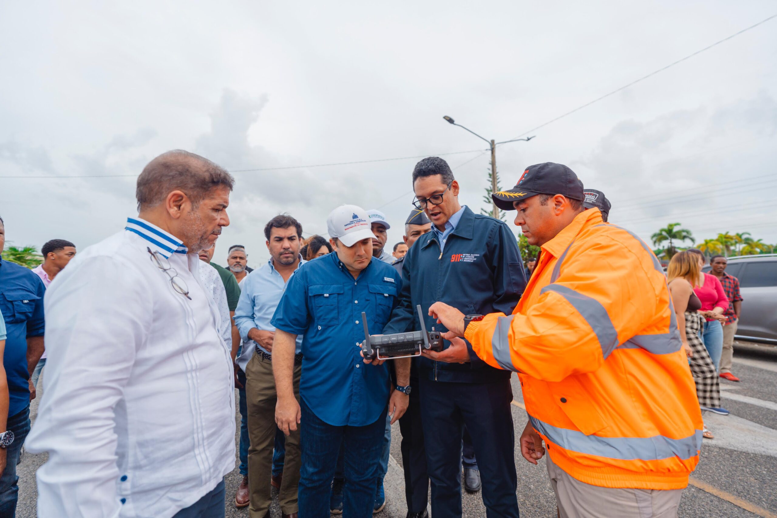 Paliza visita el Merca SD tras incendio; asegura compromiso del Gobierno para su recuperación