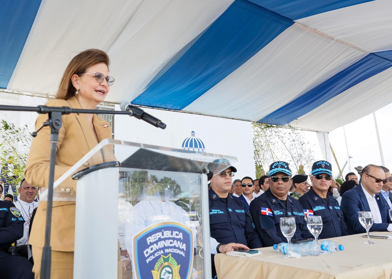 Vicepresidenta Raquel Peña encabeza lanzamiento del nuevo modelo de servicio policial en Santiago