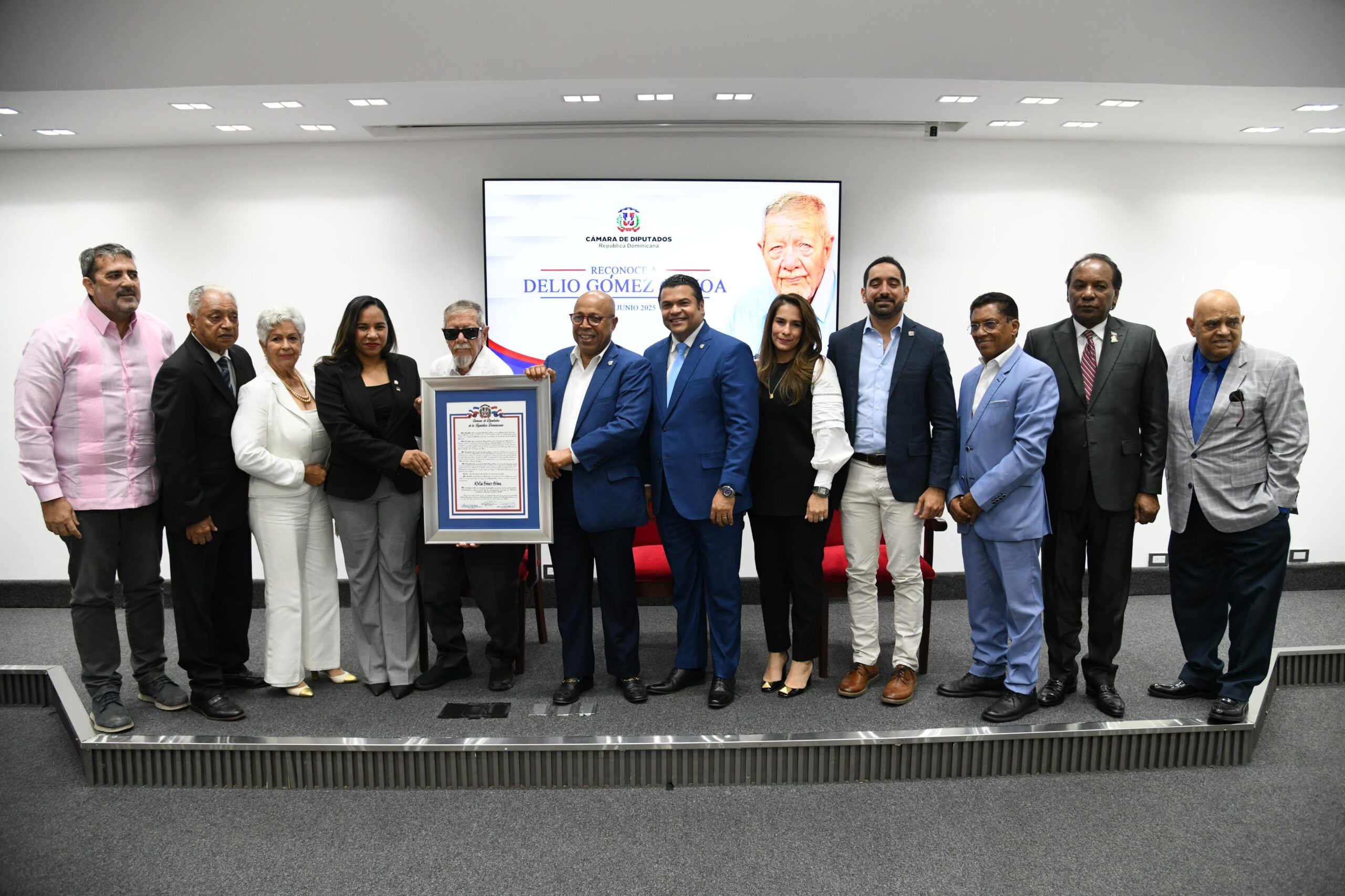 Cámara de Diputados entrega pergamino de reconocimiento a Delio Gómez Ochoa