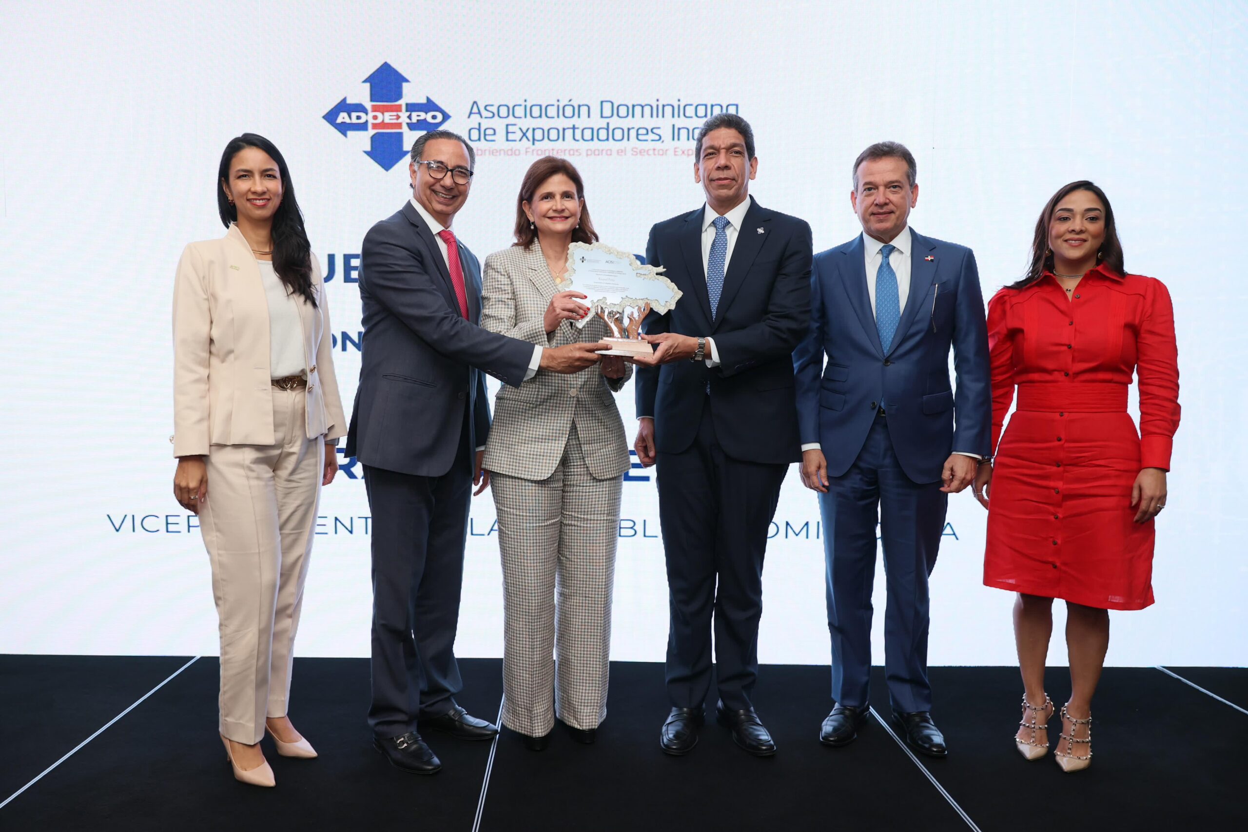 ”Queremos que las mujeres del Cibao lideren con fuerza”, afirma Raquel Peña ante empresarios y exportadores