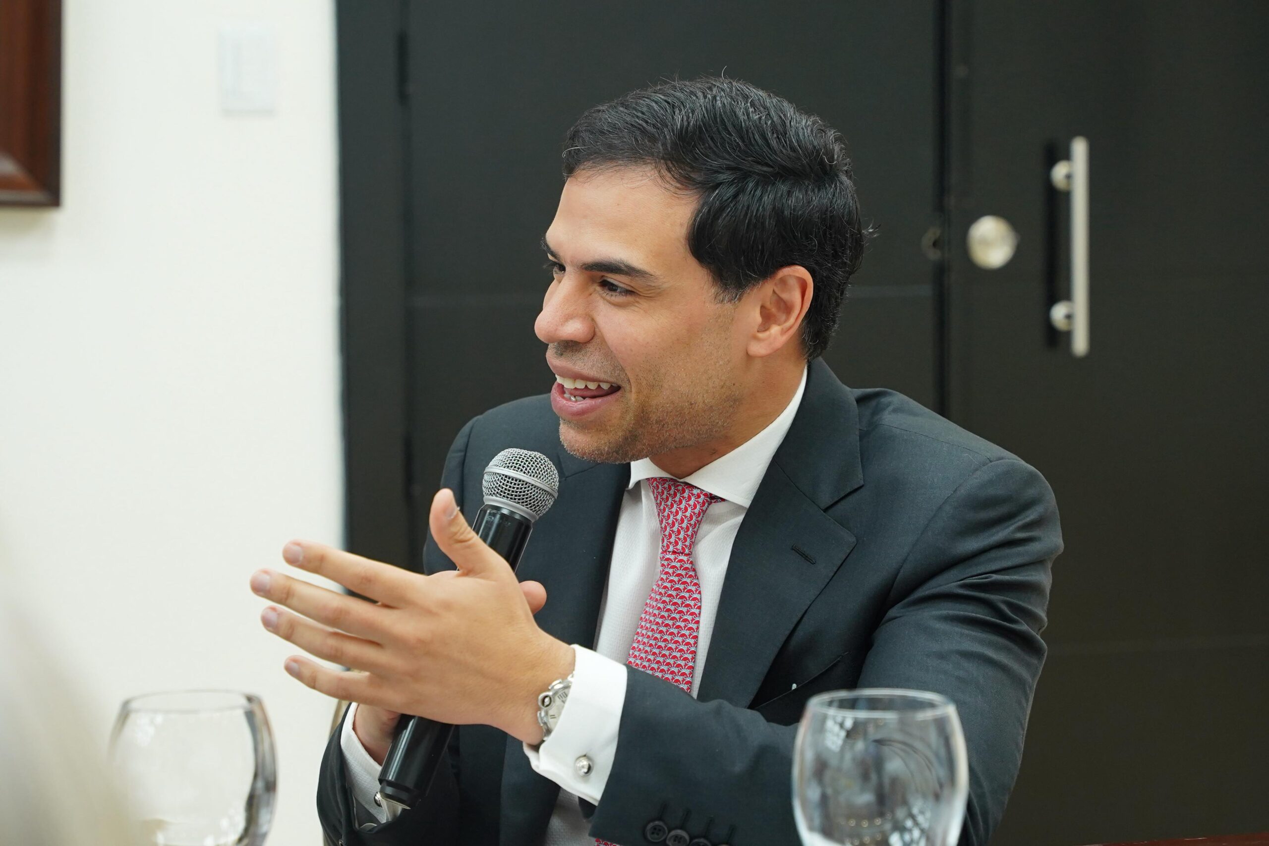 Roberto Ángel presenta El Poder de las Buenas Palabras ante Consejo Nacional de Educación