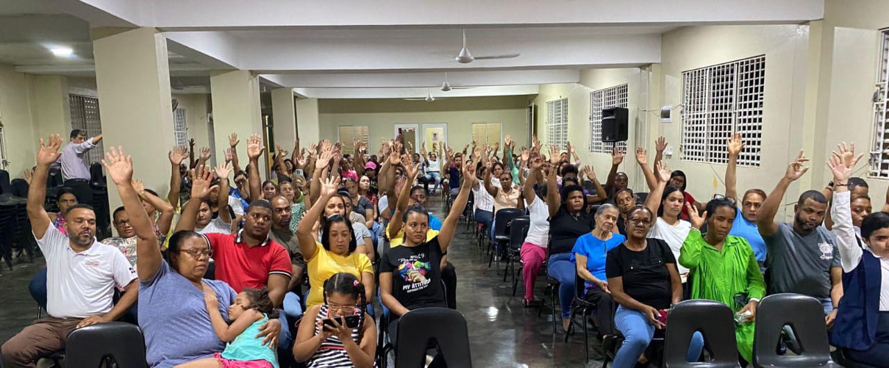 Cientos de padres preocupados por posible regreso a modalidad de dos tanda en Centro Educativo Parroquial Cristo Rey