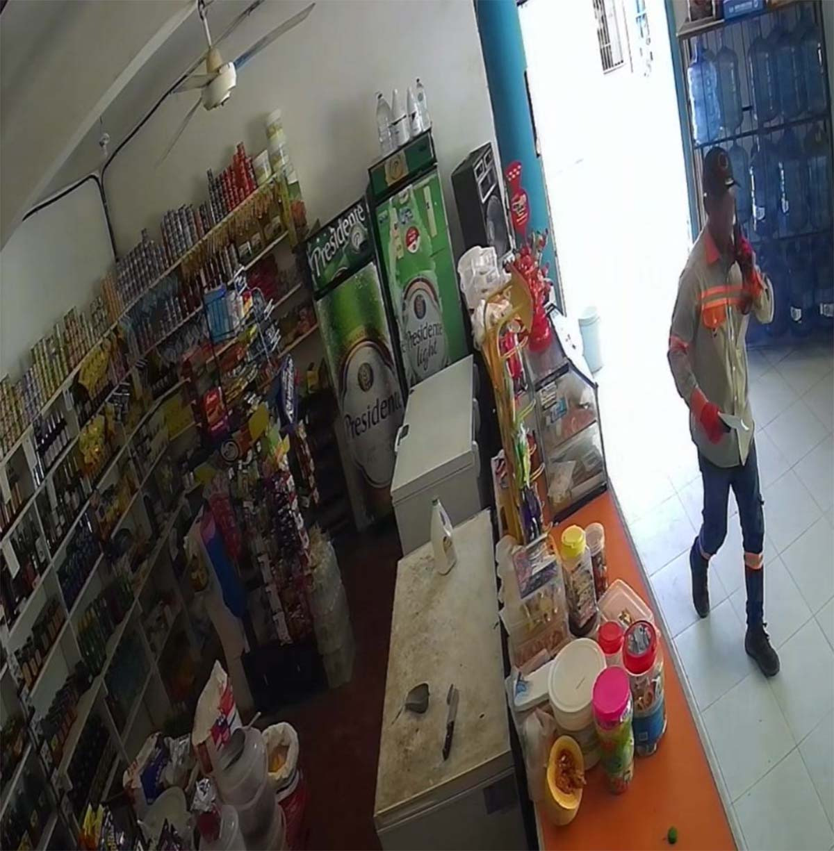 Policía Nacional detiene hombre se hacía pasar por contratista de Edeeste para extorsionar comercios Policía Nacional detiene hombre se hacía pasar por contratista de Edeeste para extorsionar comercios