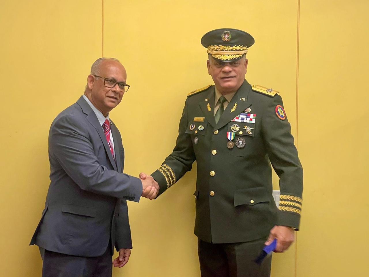 Ministro de Defensa fortalece lazos estratégicos en Washington y recibe importante reconocimiento internacional