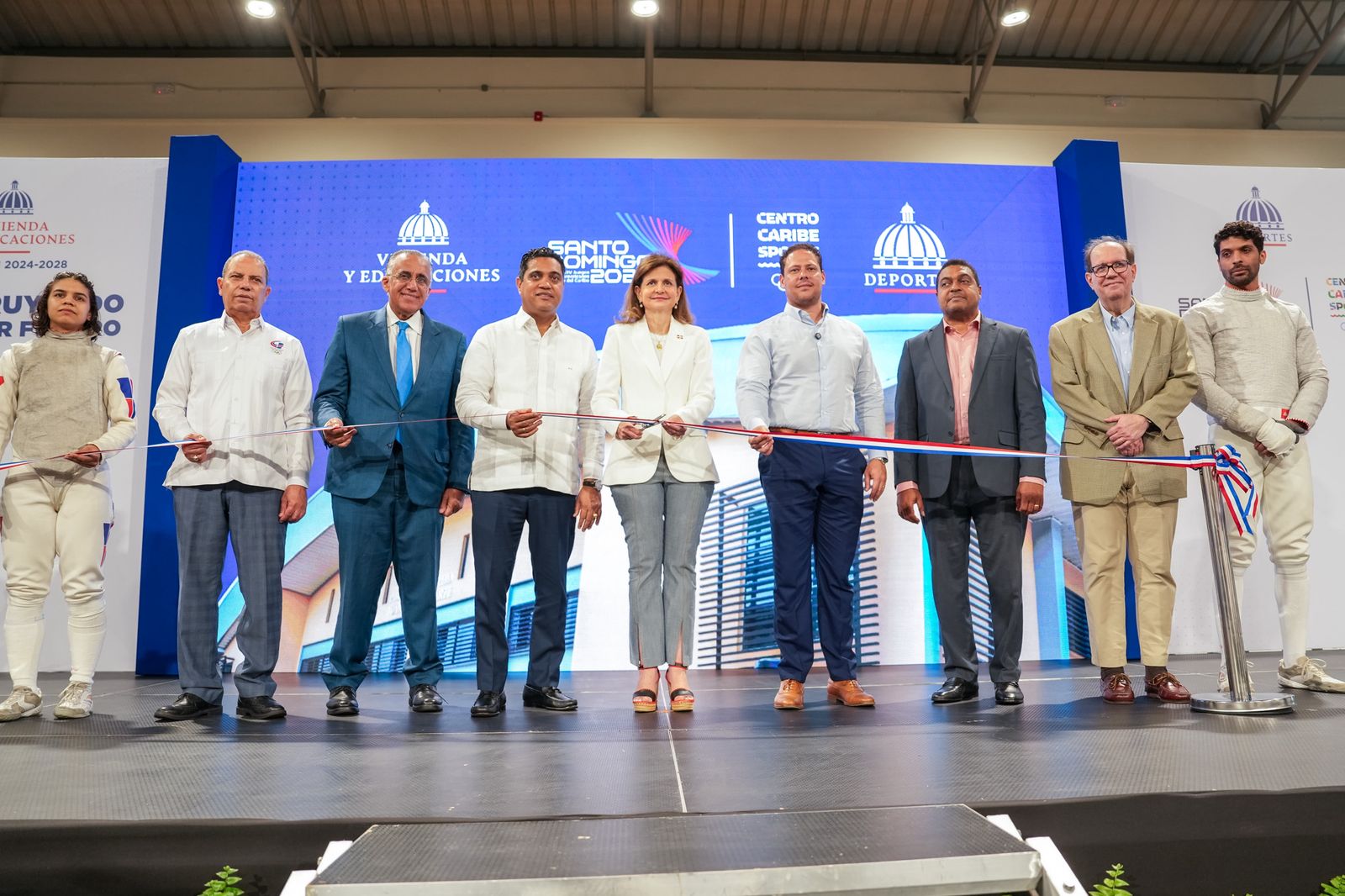 Vicepresidenta Raquel Peña y ministros Kelvin Cruz y Carlos Bonilla entregan el Pabellón de Esgrima en el Centro Olímpico