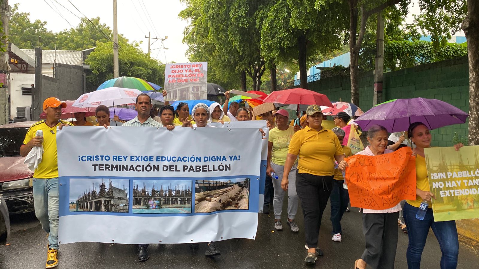 Bajo lluvia padres marchan por terminación de pabellón de la secundaria en Escuela Cristo Rey