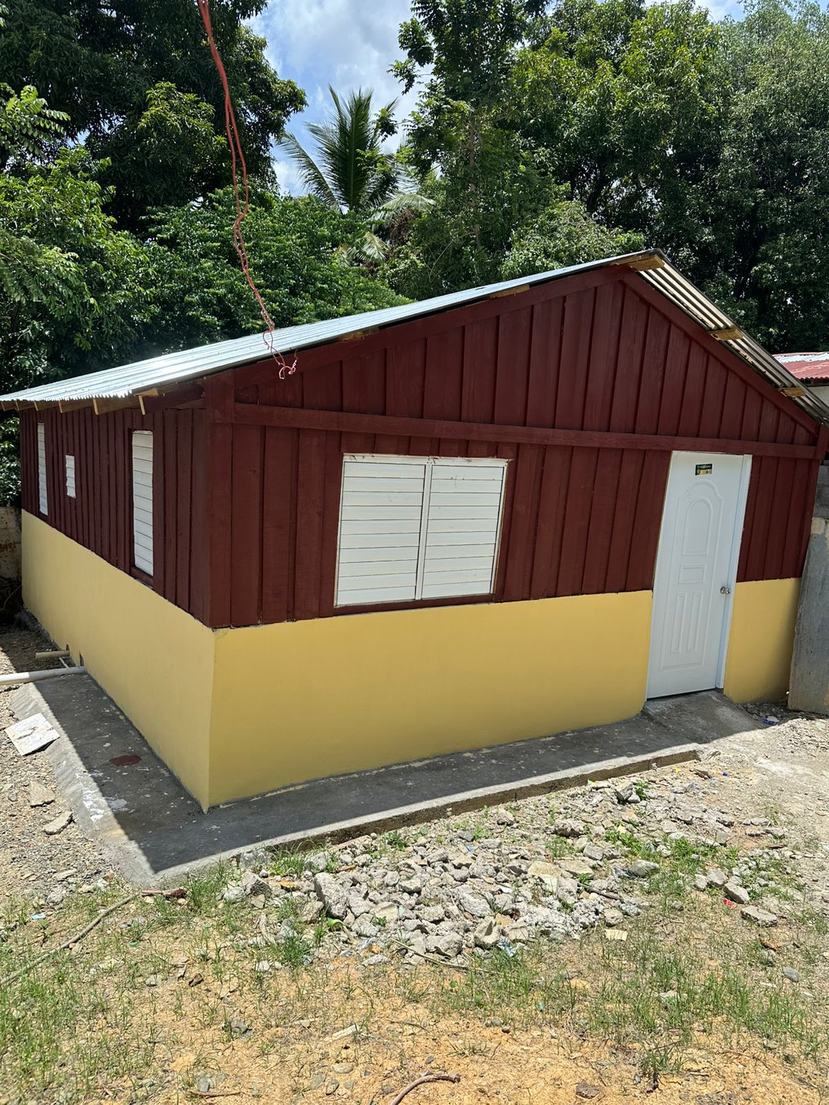 Diputado José Luis Abreu entrega vivienda a madre soltera en Rincón, distrito municipal de Jima