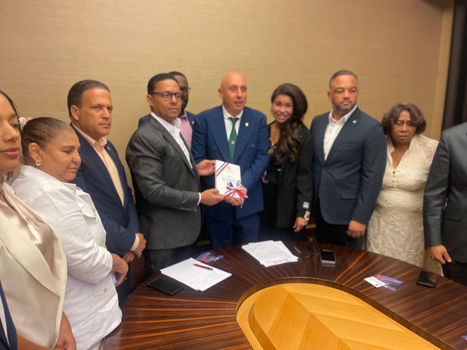 Delegación de diputados se reúnen con presidente de Federlogistica en Roman, Italia