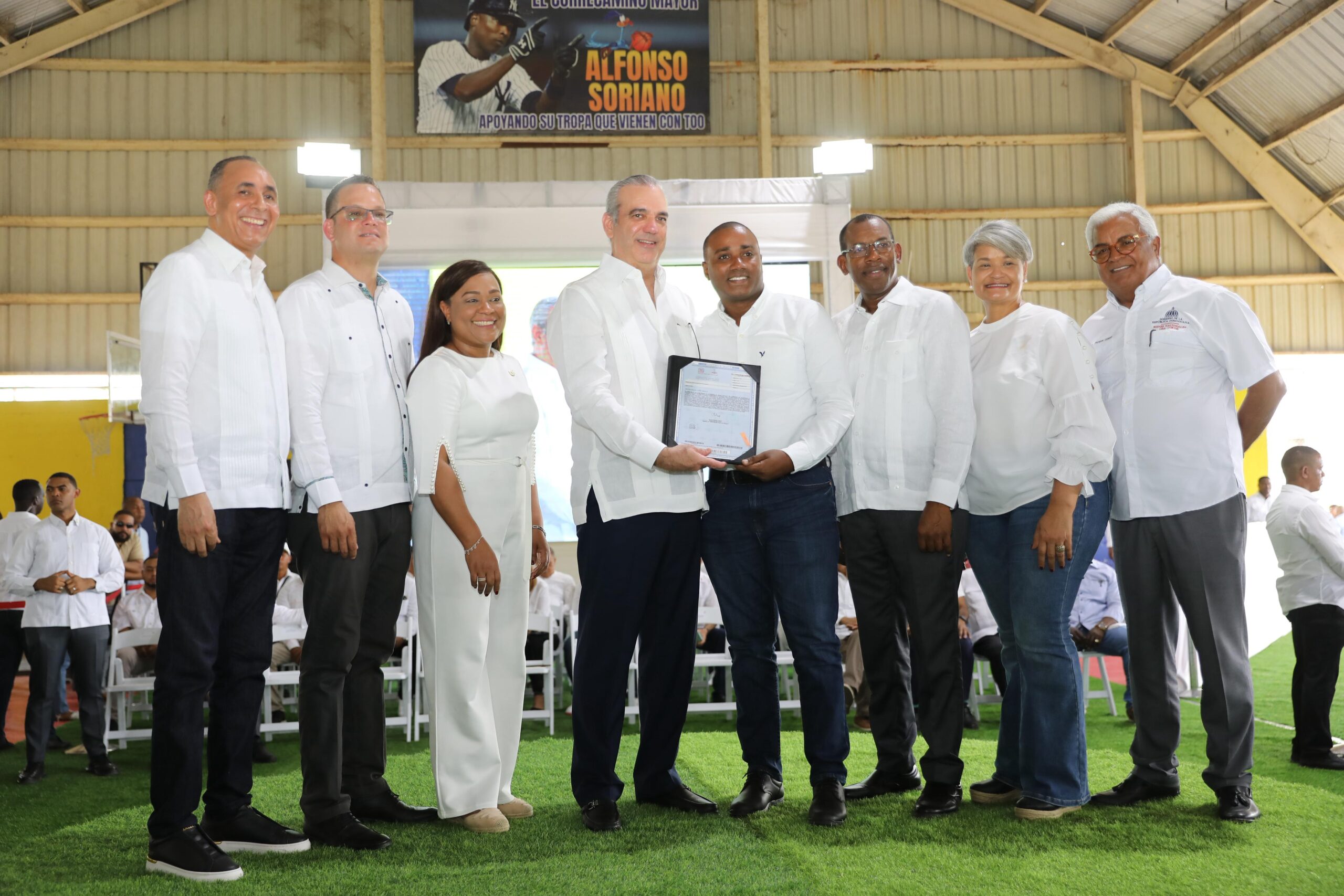 Abinader celebra cumpleaños entregando títulos de propiedad a 1,800 familias en el municipio de Quisqueya Abinader celebra cumpleaños entregando títulos de propiedad a 1,800 familias en el municipio de Quisqueya