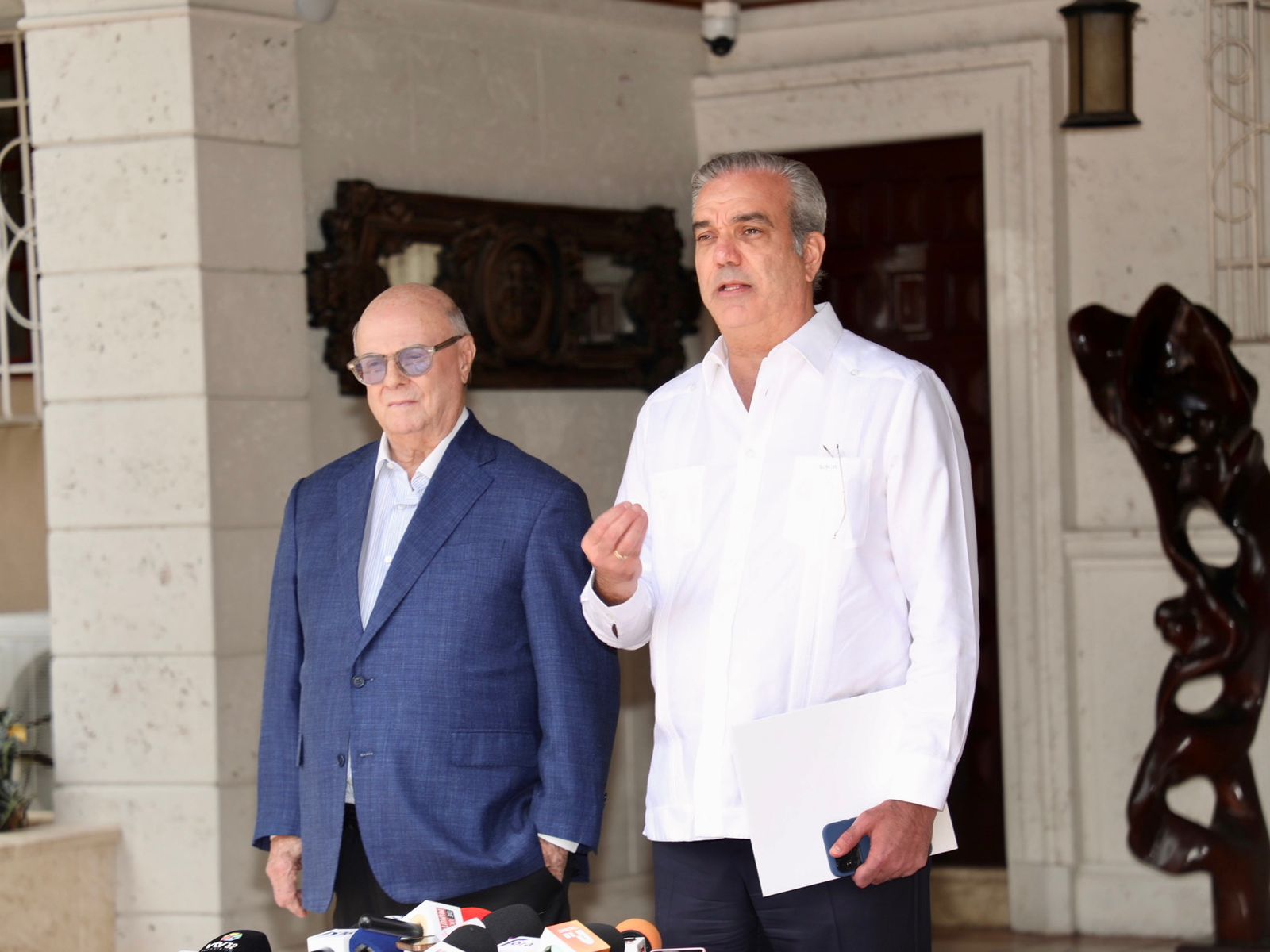 Presidente Abinader resalta consenso nacional ante crisis haitiana tras reunión con expresidente Hipólito Mejía