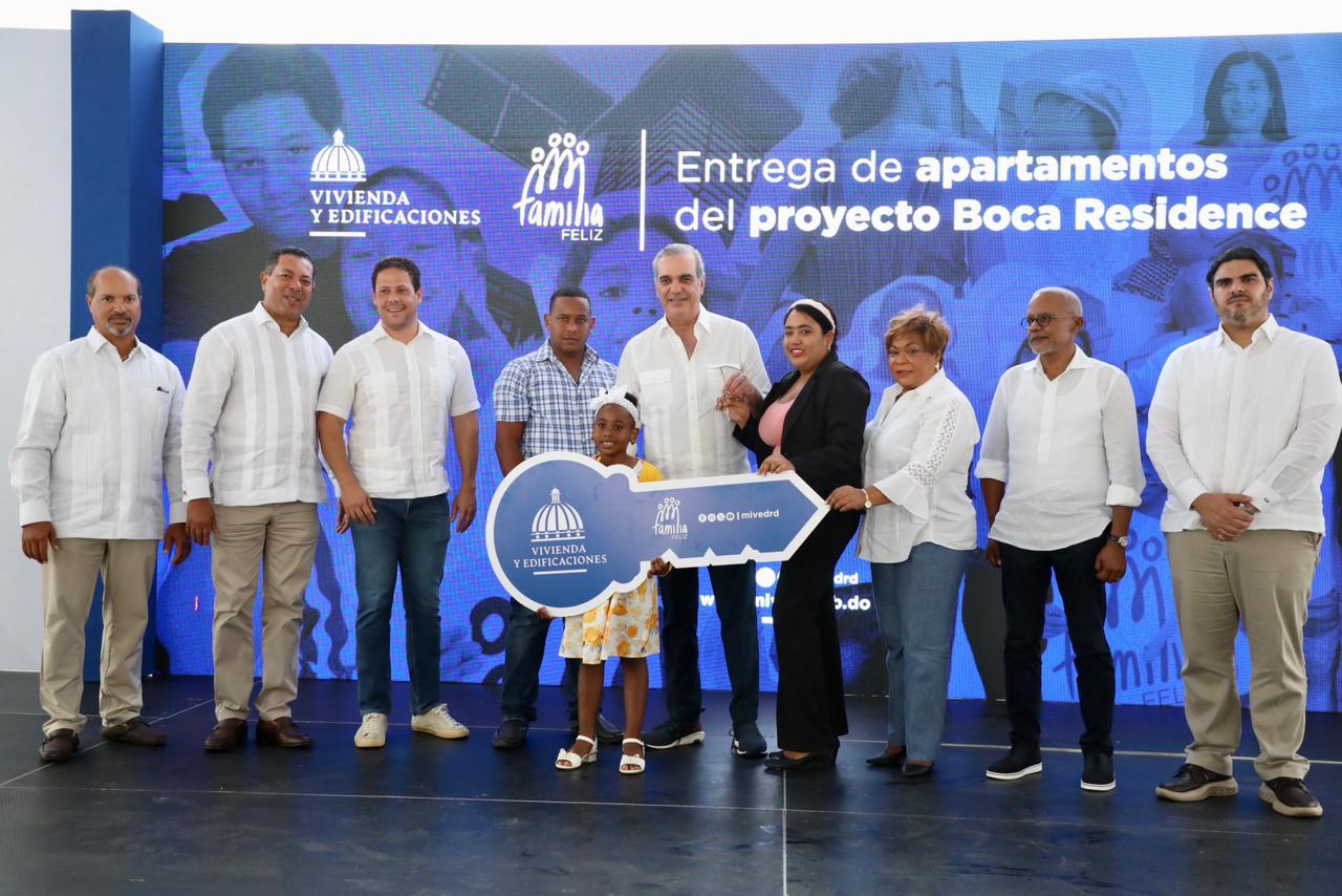 Abinader entrega 72 nuevos apartamentos en Boca Chica