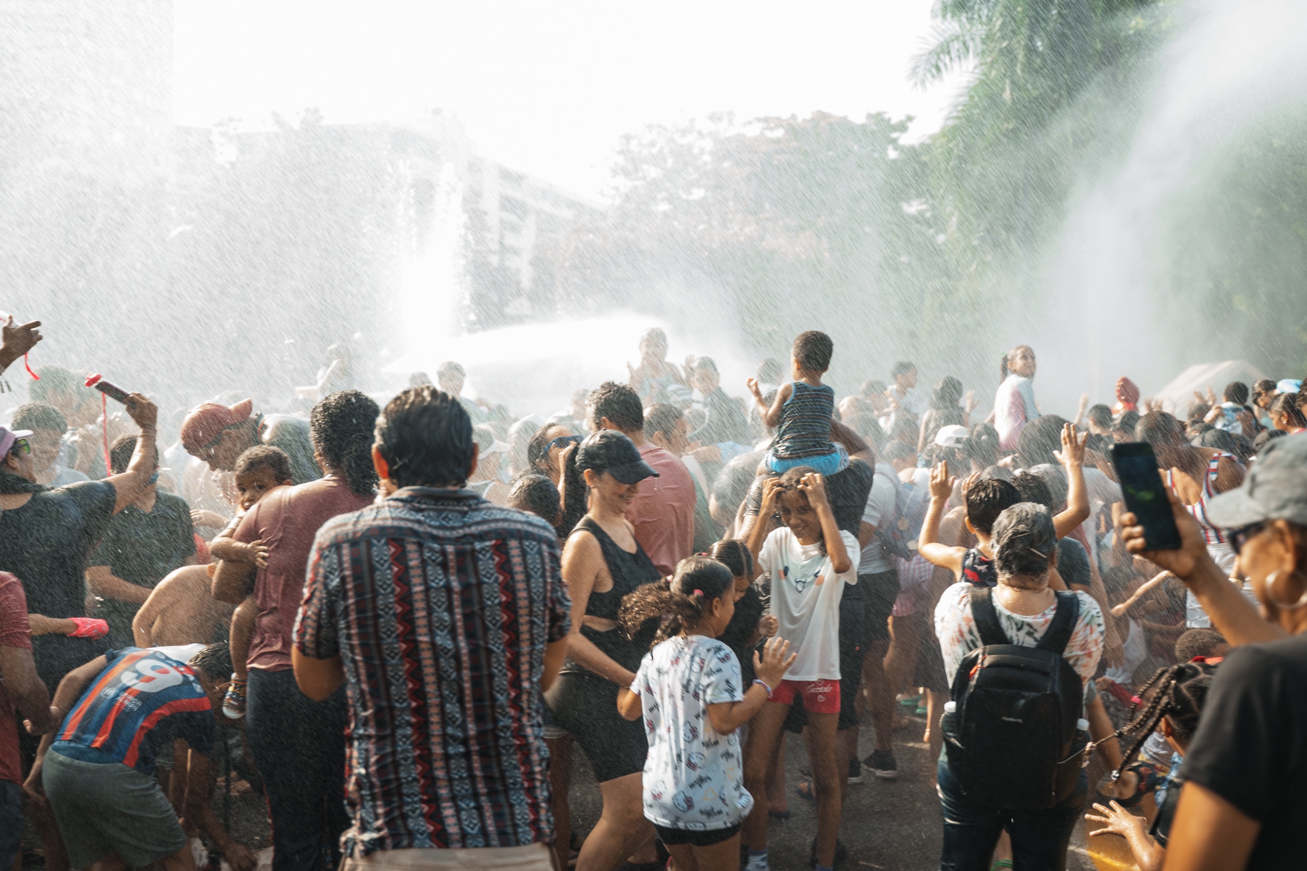 Bomberos del DN empapan de alegría con su Manguerazo del Verano en el parque Iberoamérica