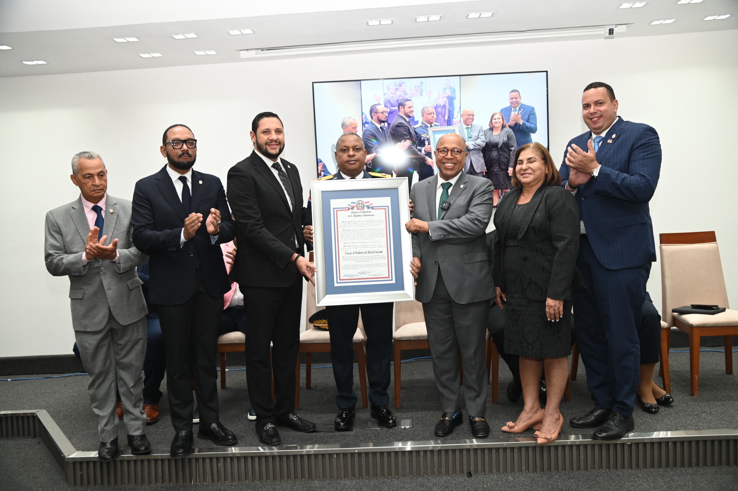 Cámara de Diputados reconoce a Rubby Pérez, a los bomberos del DN y a un alto ejecutivo de JP Morgan Cámara de Diputados reconoce a Rubby Pérez, a los bomberos del DN y a un alto ejecutivo de JP Morgan