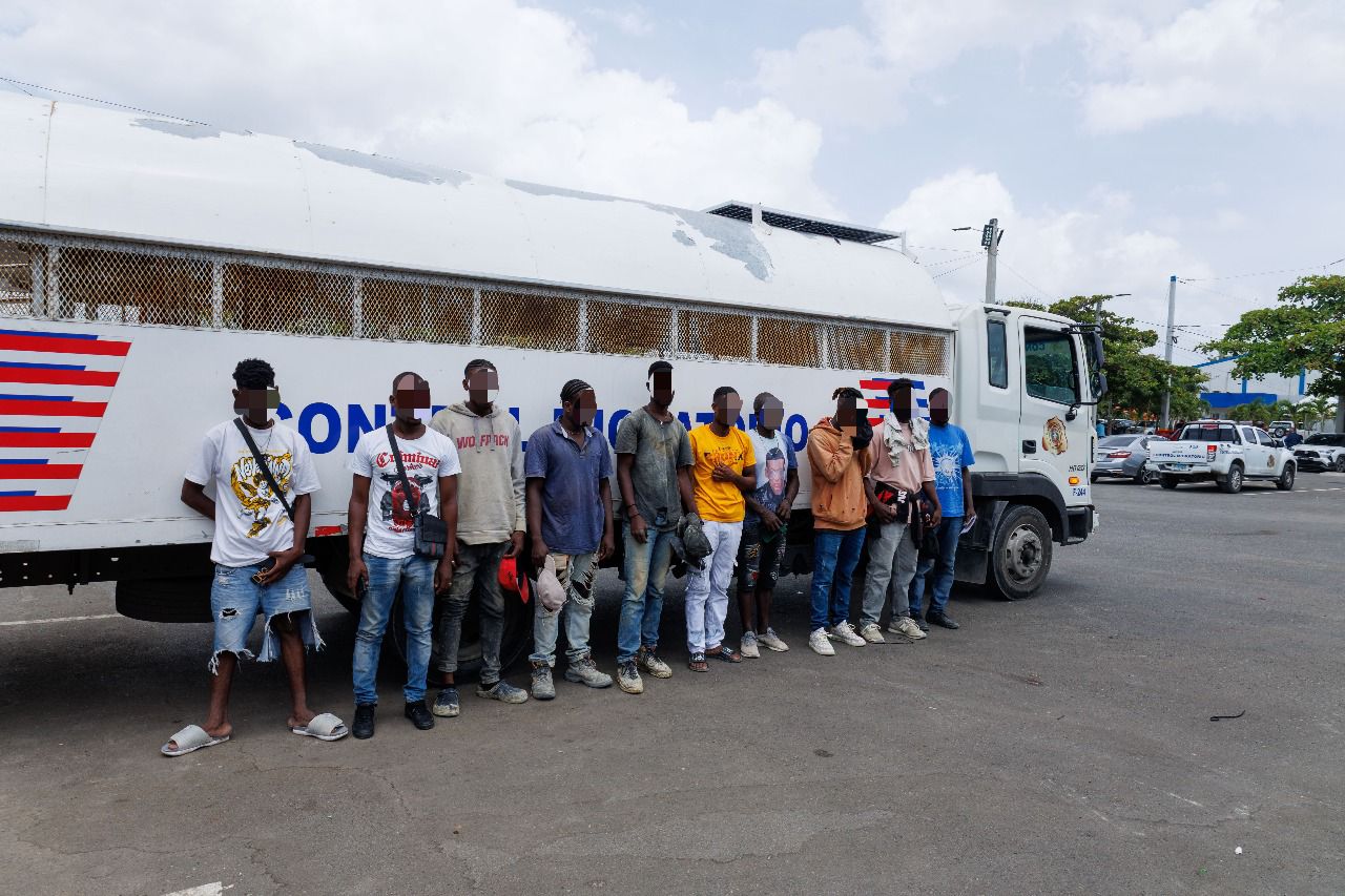 Detienen 1,572 inmigrantes haitianos indocumentados Detienen 1,572 inmigrantes haitianos indocumentados