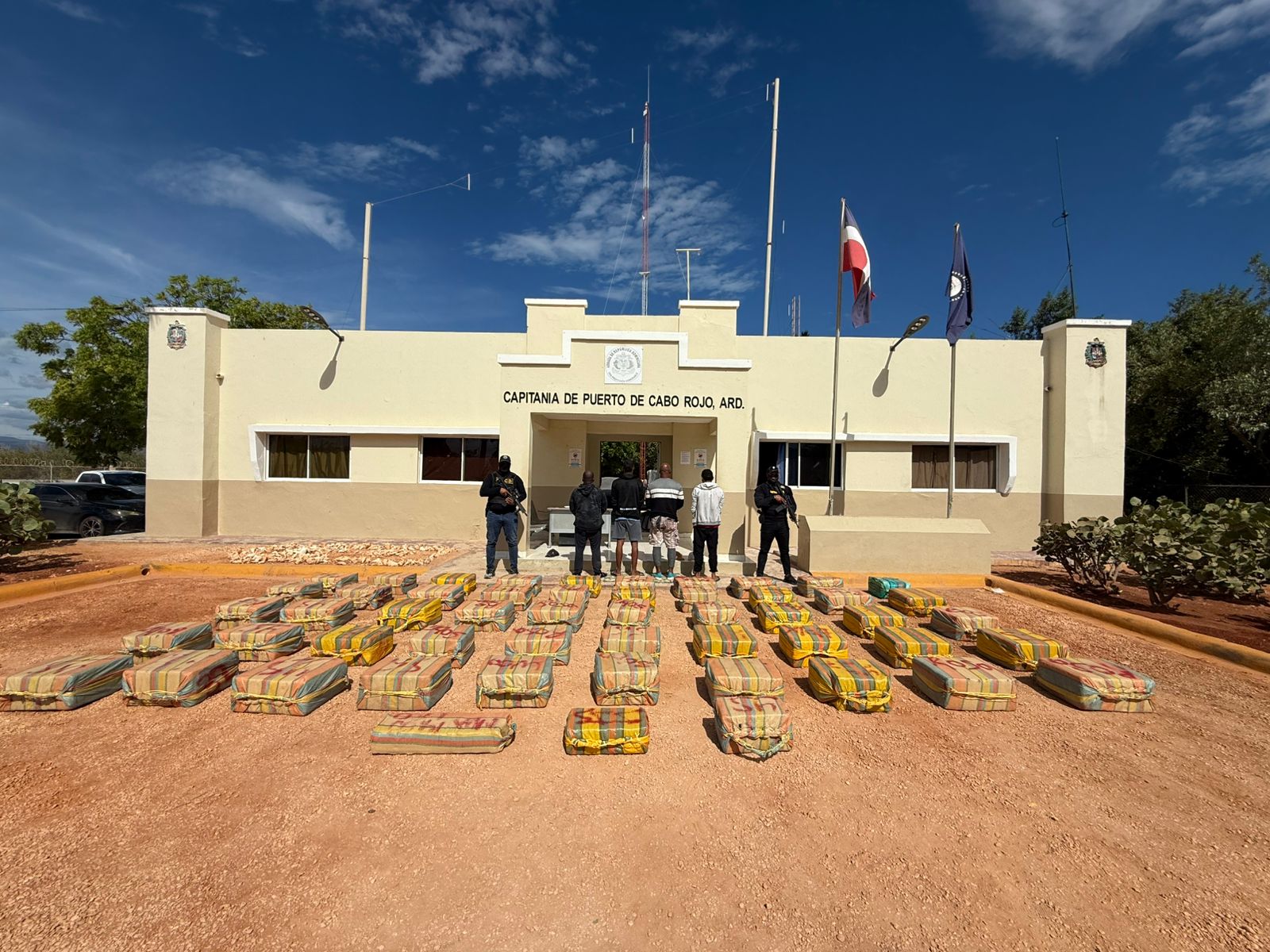 Intervienen lancha con cargamento de más de 1.5 toneladas de presunta cocaína