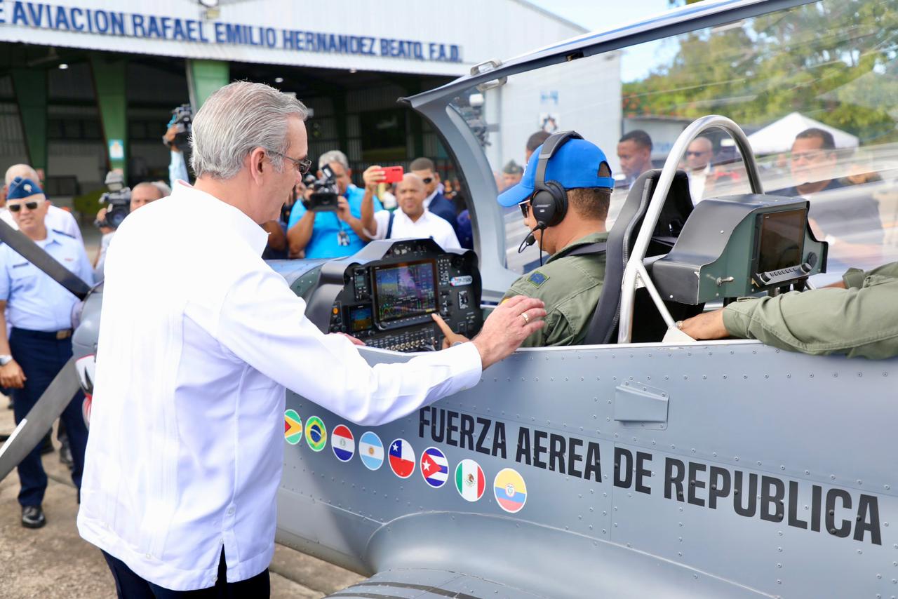 Abinader supervisa ensamblaje de aviones TP-75 Dulus, en la Base Aérea de San Isidro