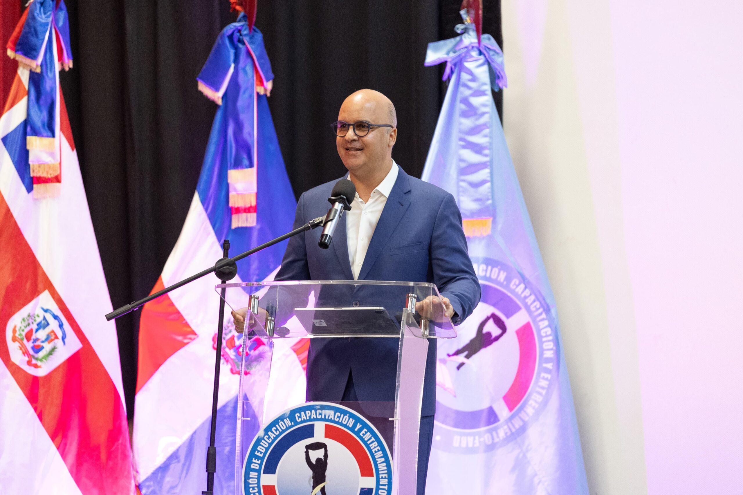 Director del IDAC Igor Rodríguez presenta beneficios del transporte aéreo durante Conferencia a miembros FARD