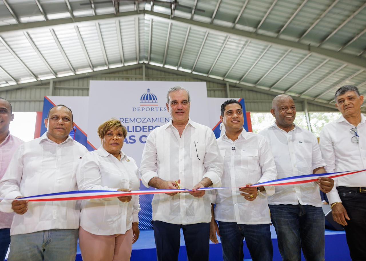 Abinader y ministro Kelvin Cruz entregan remodelación Polideportivo de Las Caobas
