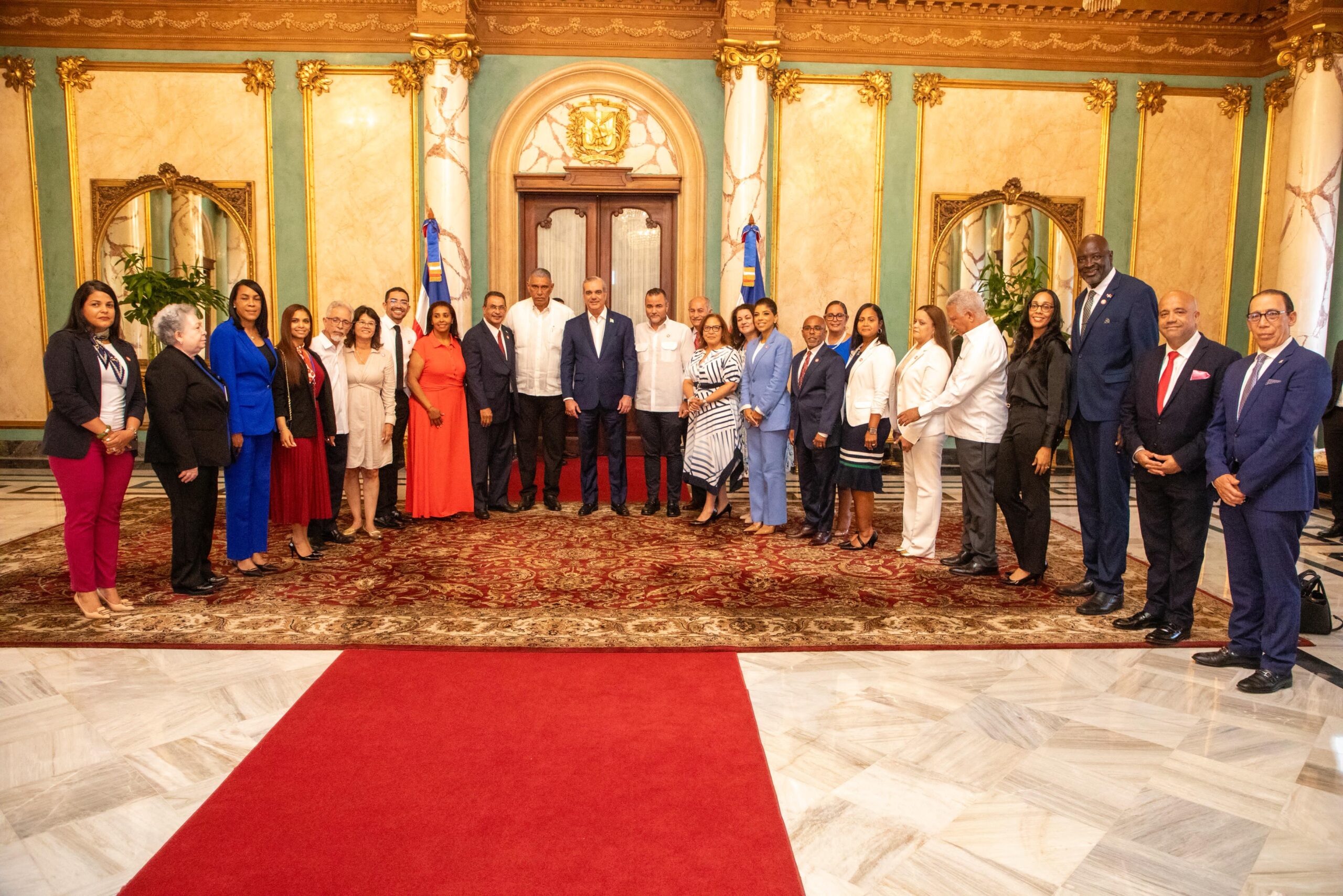 Presidente Abinader recibe a estudiantes meritorios hijos de padres dominicanos en Nueva York