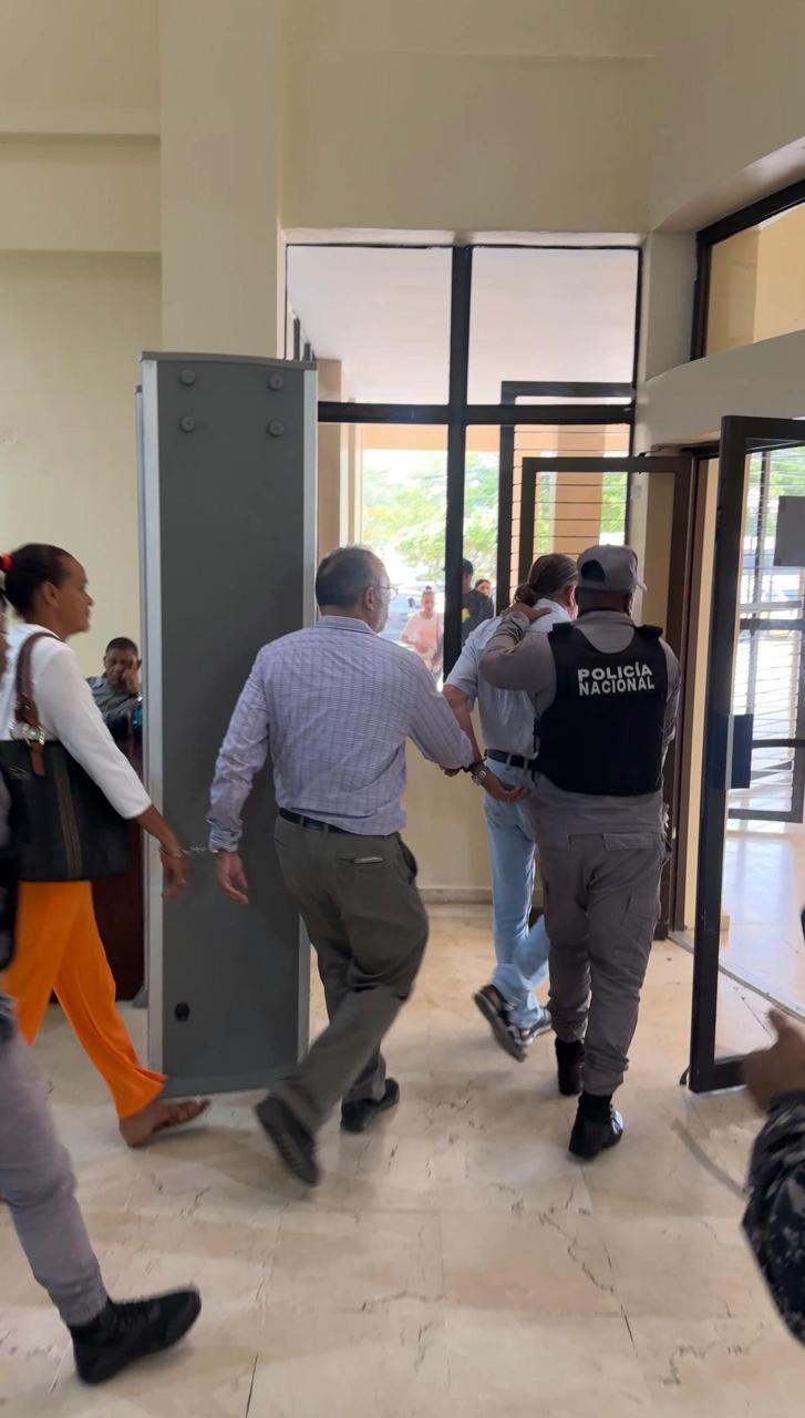 Apresan tres personas en Puerto Plata por estafa inmobiliaria del Proyecto Paraíso Dorado DM & R SRL Apresan tres personas en Puerto Plata por estafa inmobiliaria del Proyecto Paraíso Dorado DM & R SRL