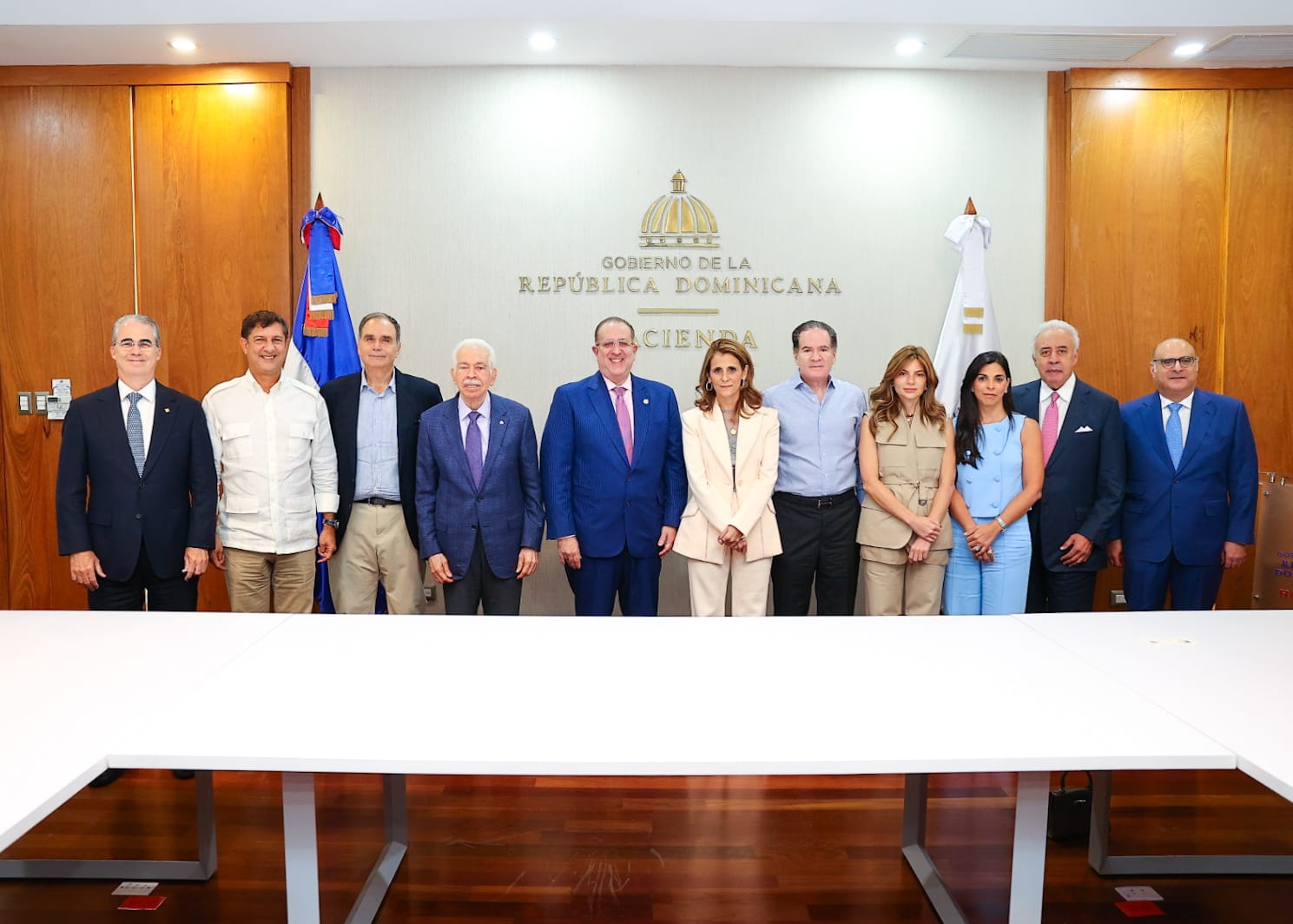 Ministro Magín Díaz se reúne con líderes empresariales para fortalecer la confianza y el crecimiento económico