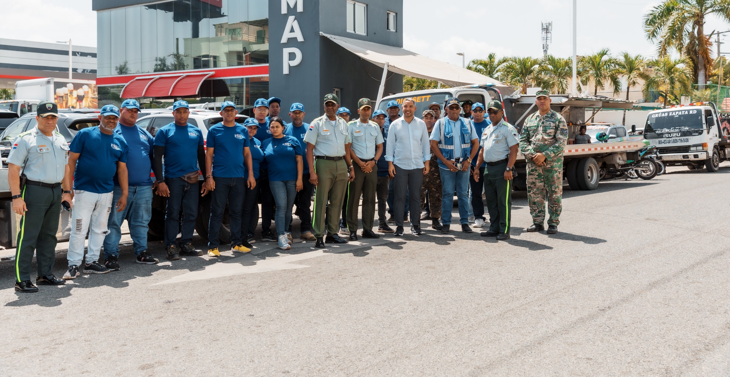 Alcaldía del DN y DIGESETT retiran chatarras y vehículos mal estacionados en Ensanche Quisqueya