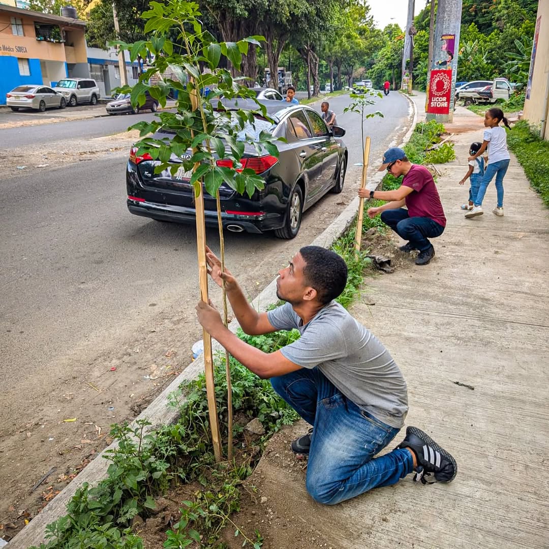 Alcaldía del DN planta 140 árboles en la avenida Paseo de los Reyes Católicos