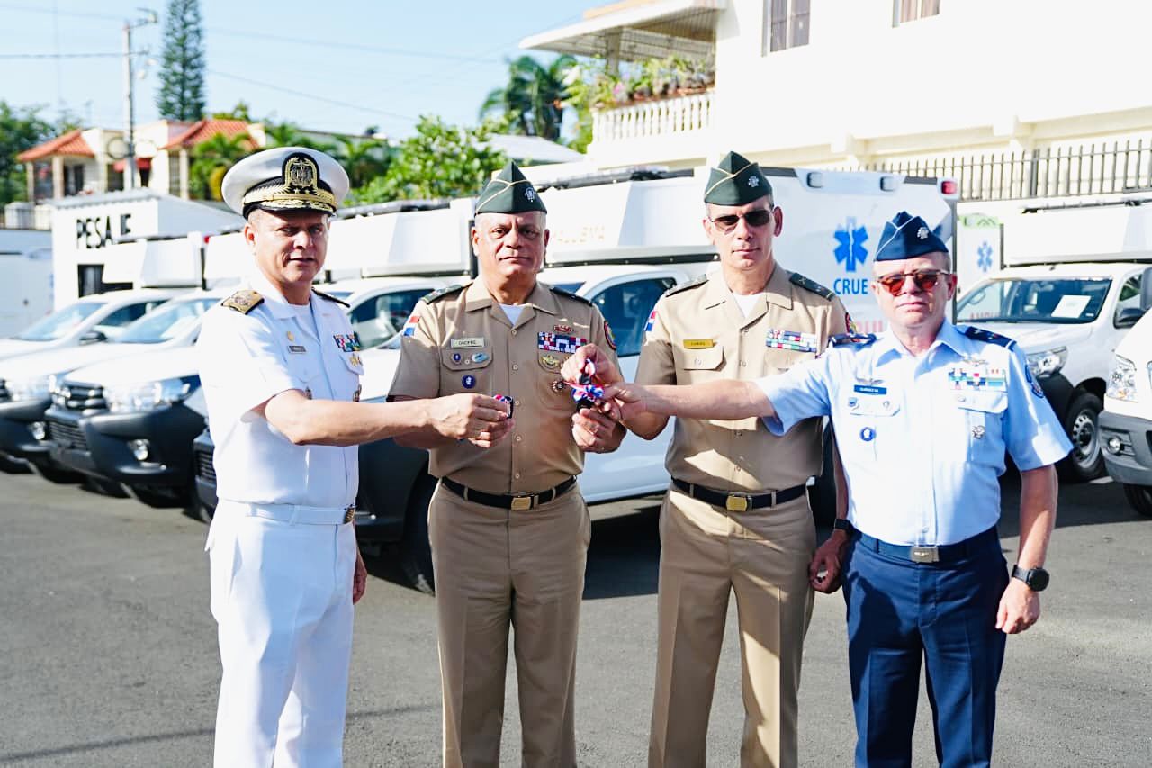 Ministerio de Defensa entrega primera partida de ambulancias ensambladas por la industria militar dominicana