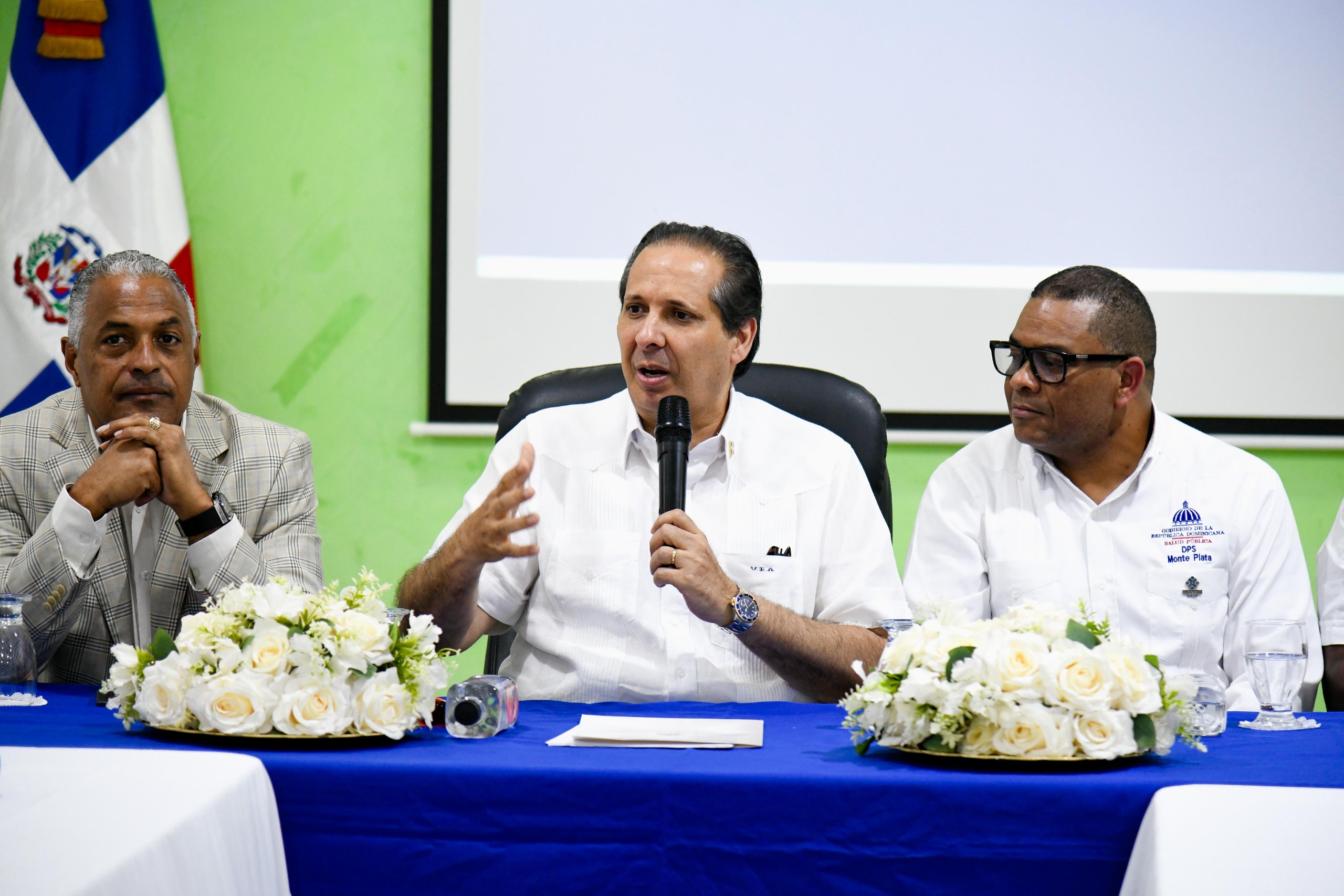 Víctor Atallah reafirma compromiso con la salud en Monte Plata