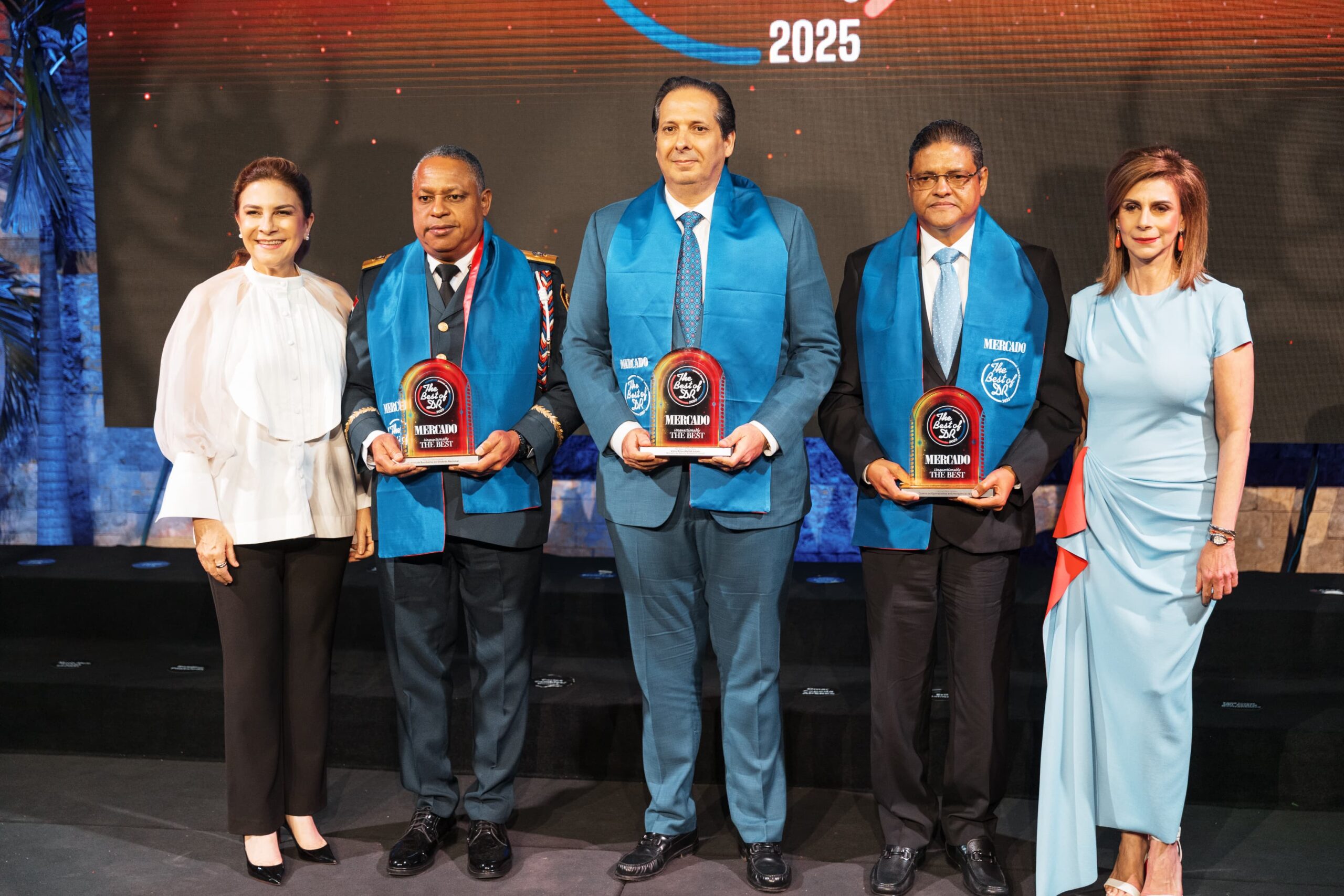 Intendente del Cuerpo de Bomberos del DN recibe premio The Best of The Best de Revista Mercado