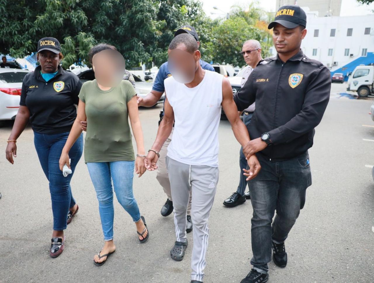 PN apresa pareja de esposos en Los Guandules por muerte de niña víctima de maltrato infantil