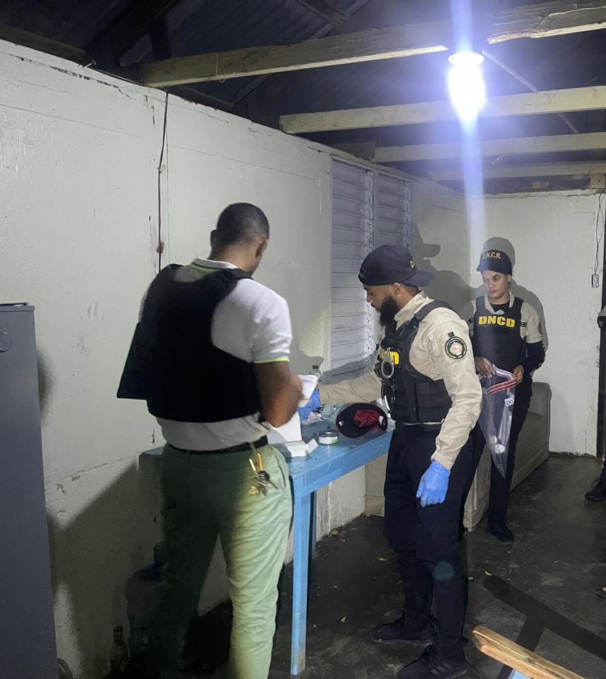 Apresan dos hombres en Baní vinculados a res de microtráfico; le ocupan más de 4,400 gramos Apresan dos hombres en Baní vinculados a res de microtráfico; le ocupan más de 4,400 gramos