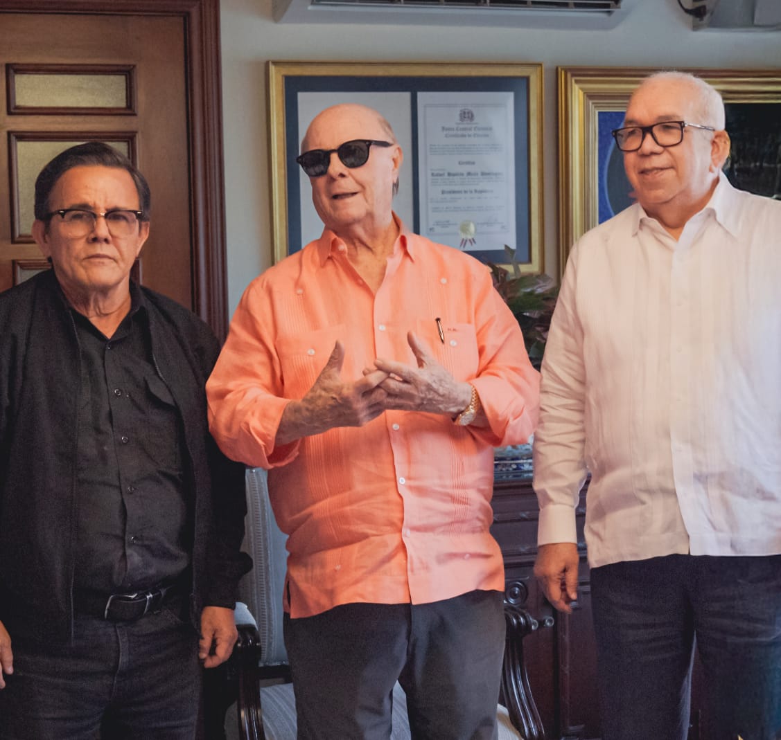 Con gran emoción Hipólito Mejía agradece la dedicatoria del IX Congreso Nacional de la ANPA Con gran emoción Hipólito Mejía agradece la dedicatoria del IX Congreso Nacional de la ANPA